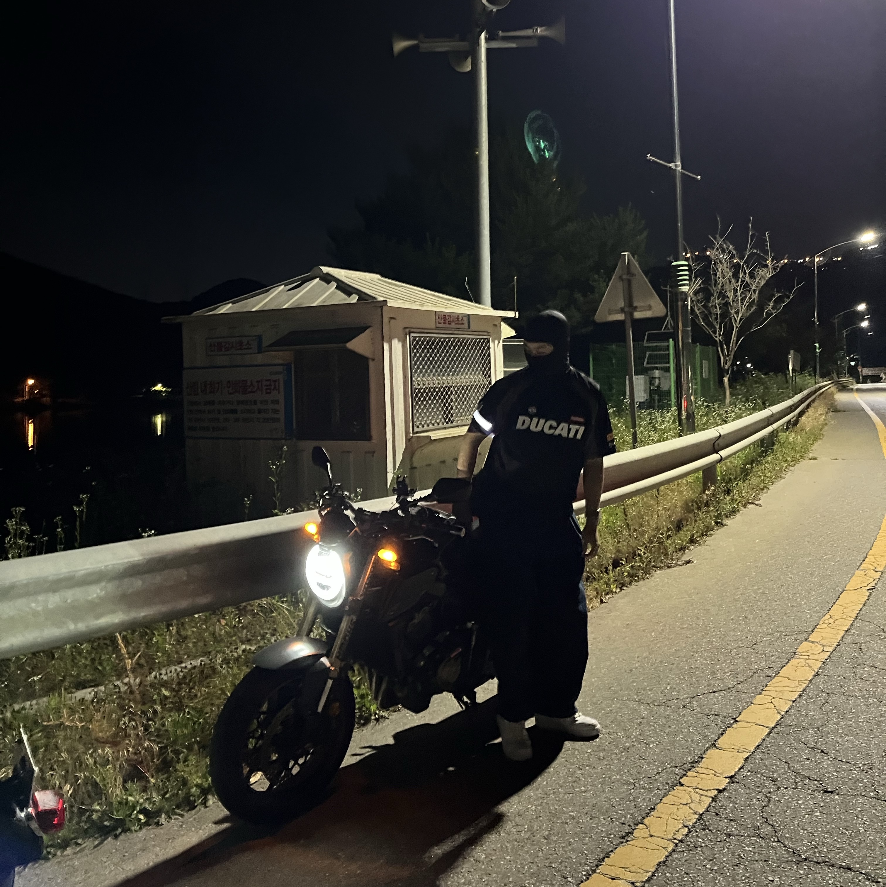 Supreme x Ducati Soccer Jersey Black - 24SS 착용 스타일