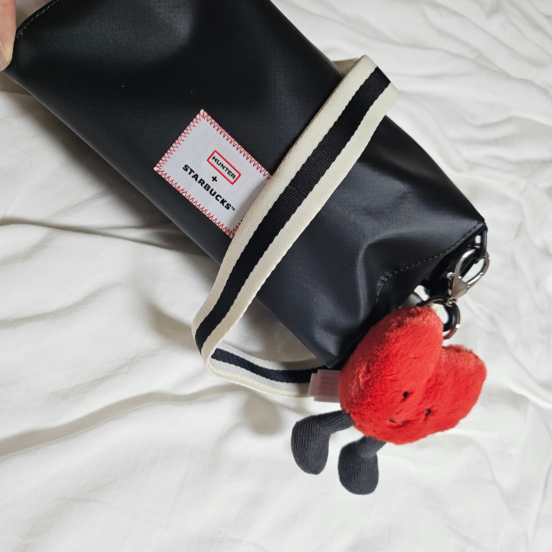 Starbucks x Hunter Two Way Pouch Black, Jellycat Amuseables Heart Bag Charm Red 착용 스타일