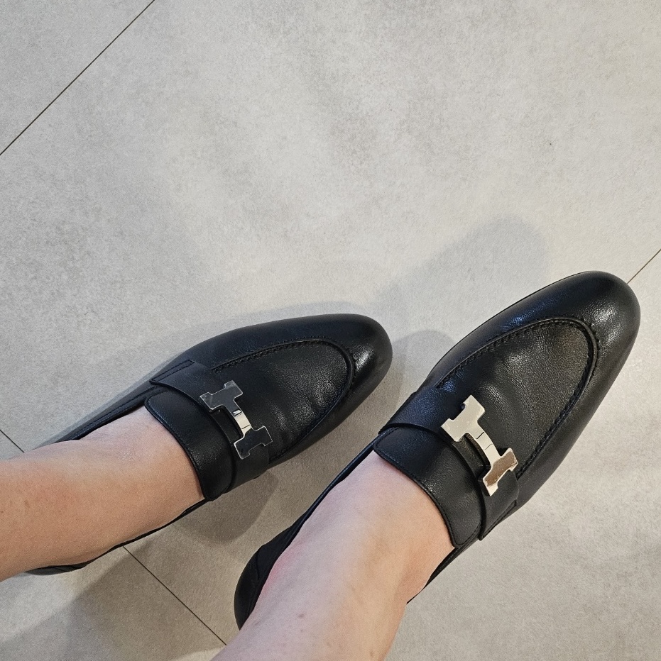 (W) Hermes Paris Loafers Goatskin & Palladium Noir 착용 스타일
