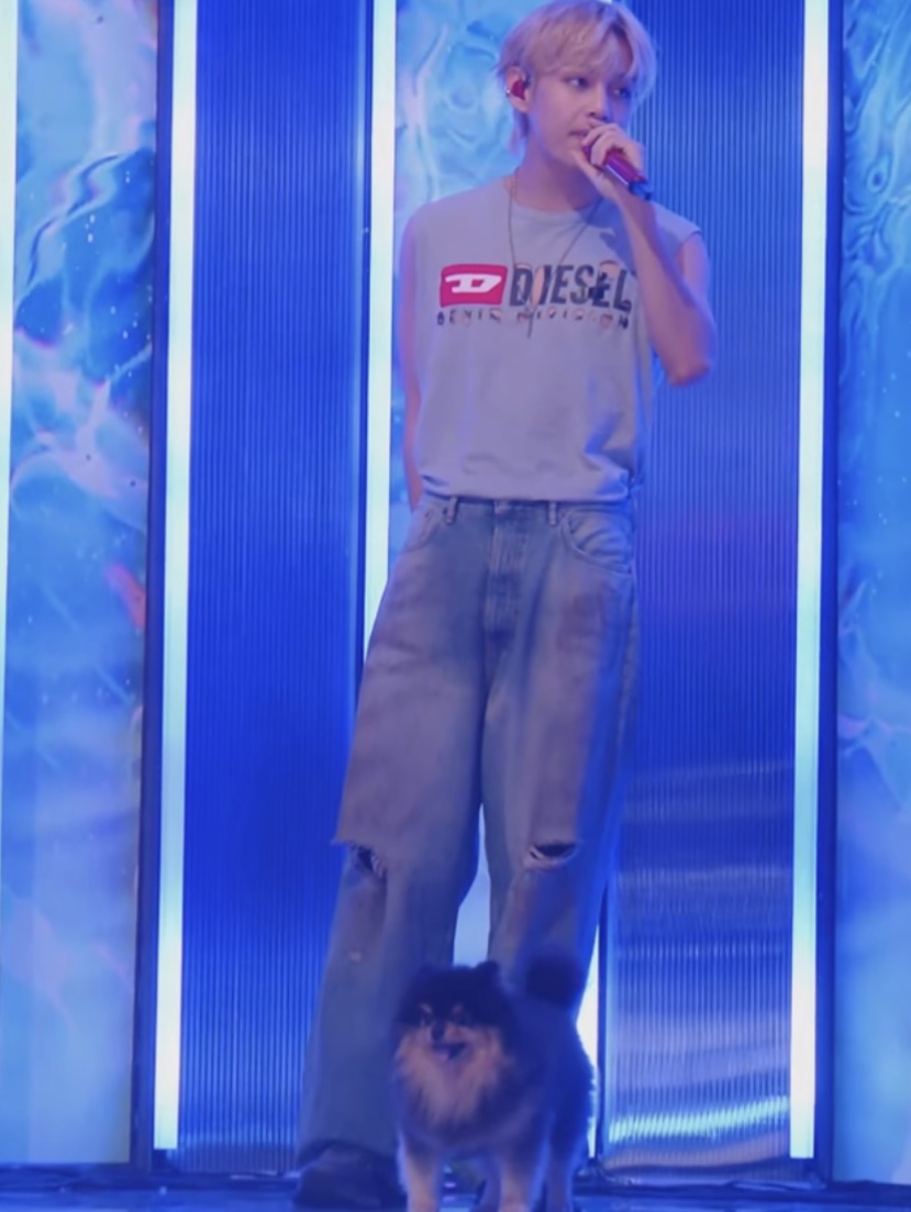 Acne Studios Loose Fit Jeans 2021M Mid blue 착용 스타일