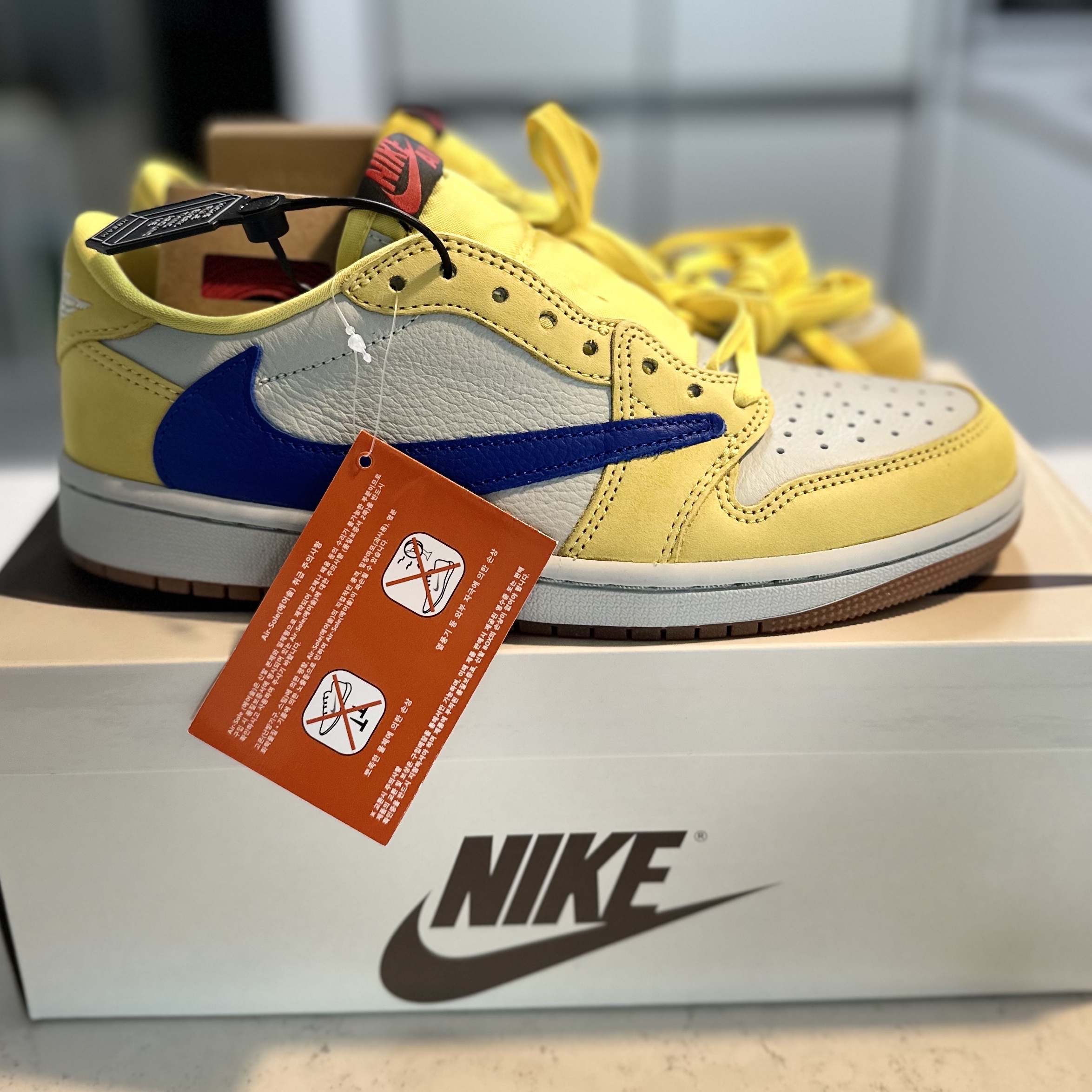 (W) Jordan 1 x Travis Scott Retro Low OG SP Canary 착용 스타일 - 3