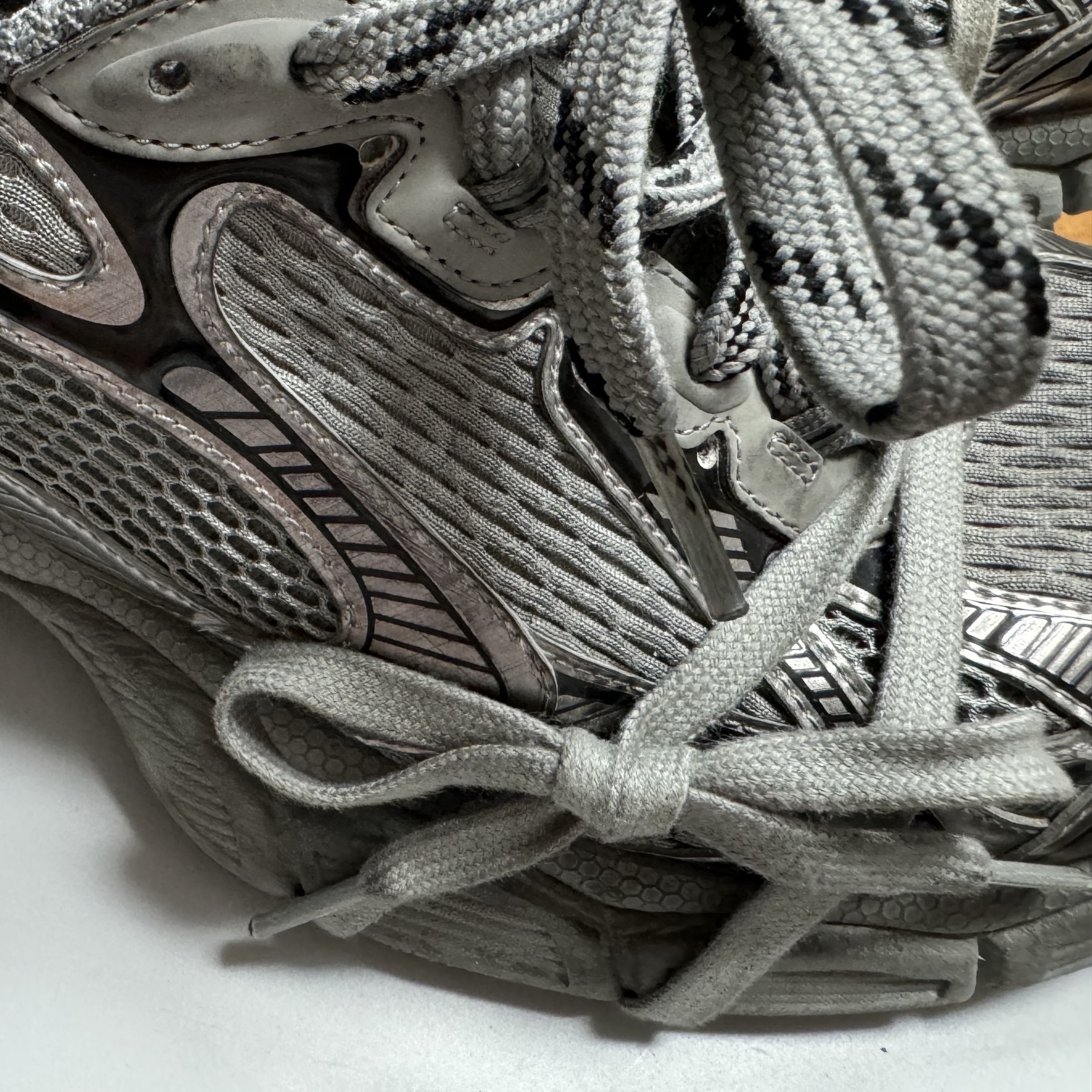 Balenciaga 3XL Sneakers Grey Black 착용 스타일 - 1