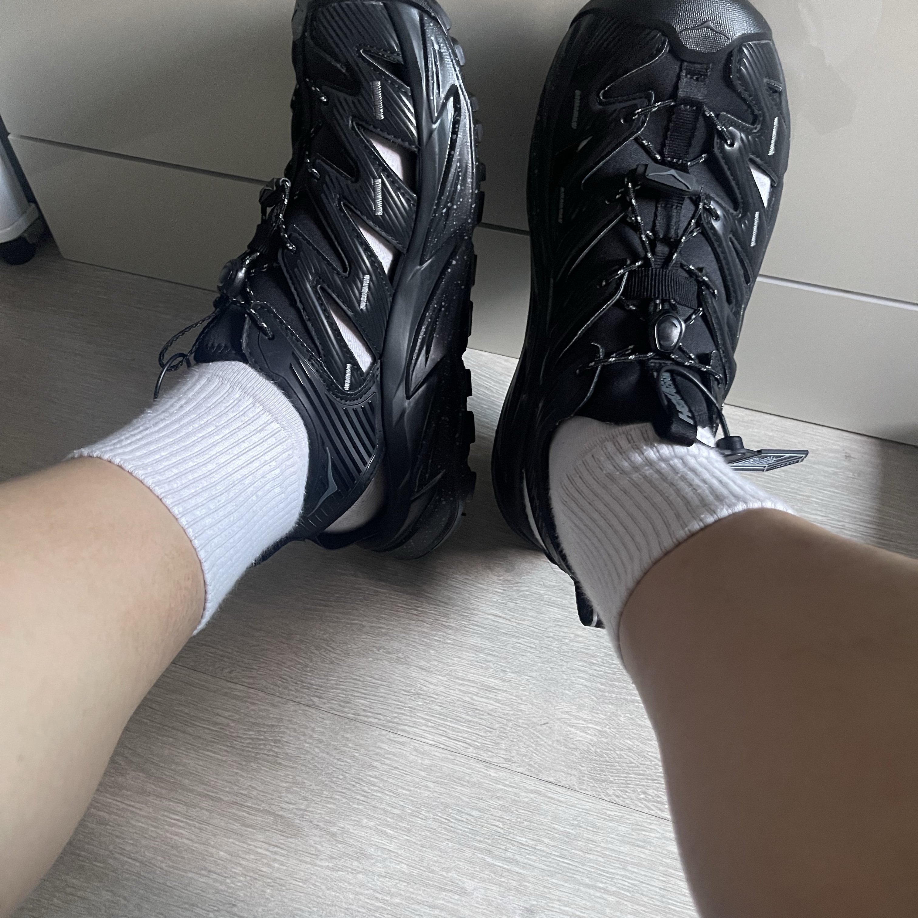 Hoka Hopara Black Castle Rock 착용 스타일
