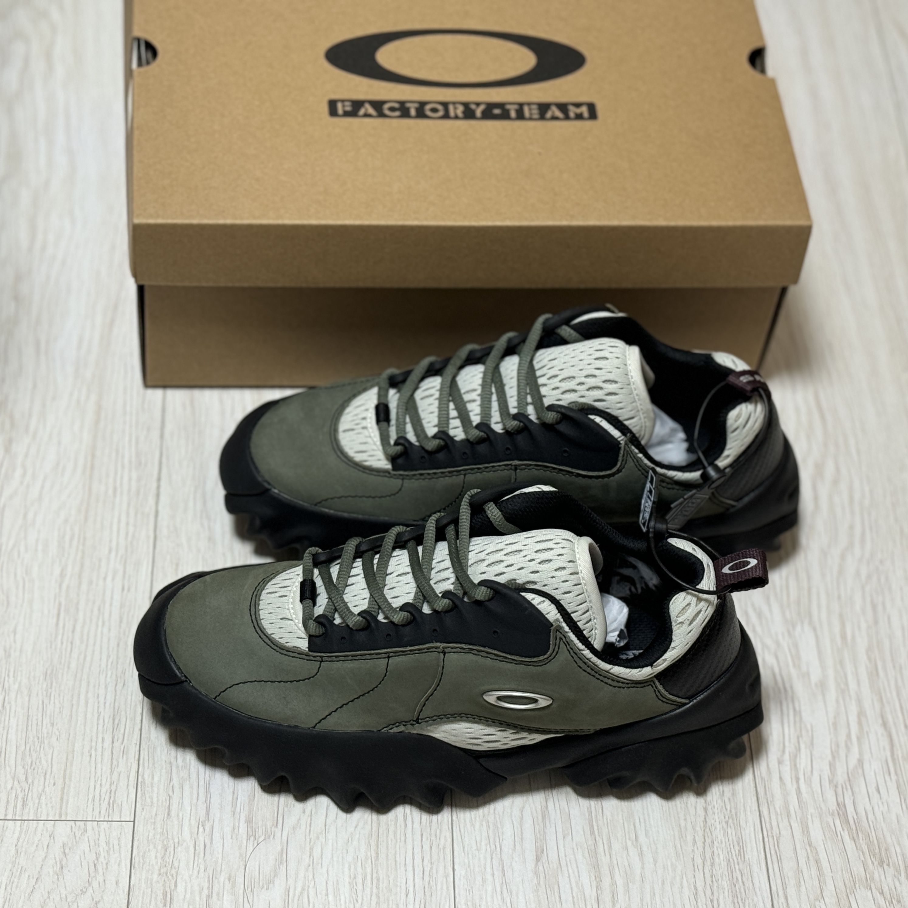 Oakley Factory Team x Brain Dead Chop Saw Olive 착용 스타일 - 1