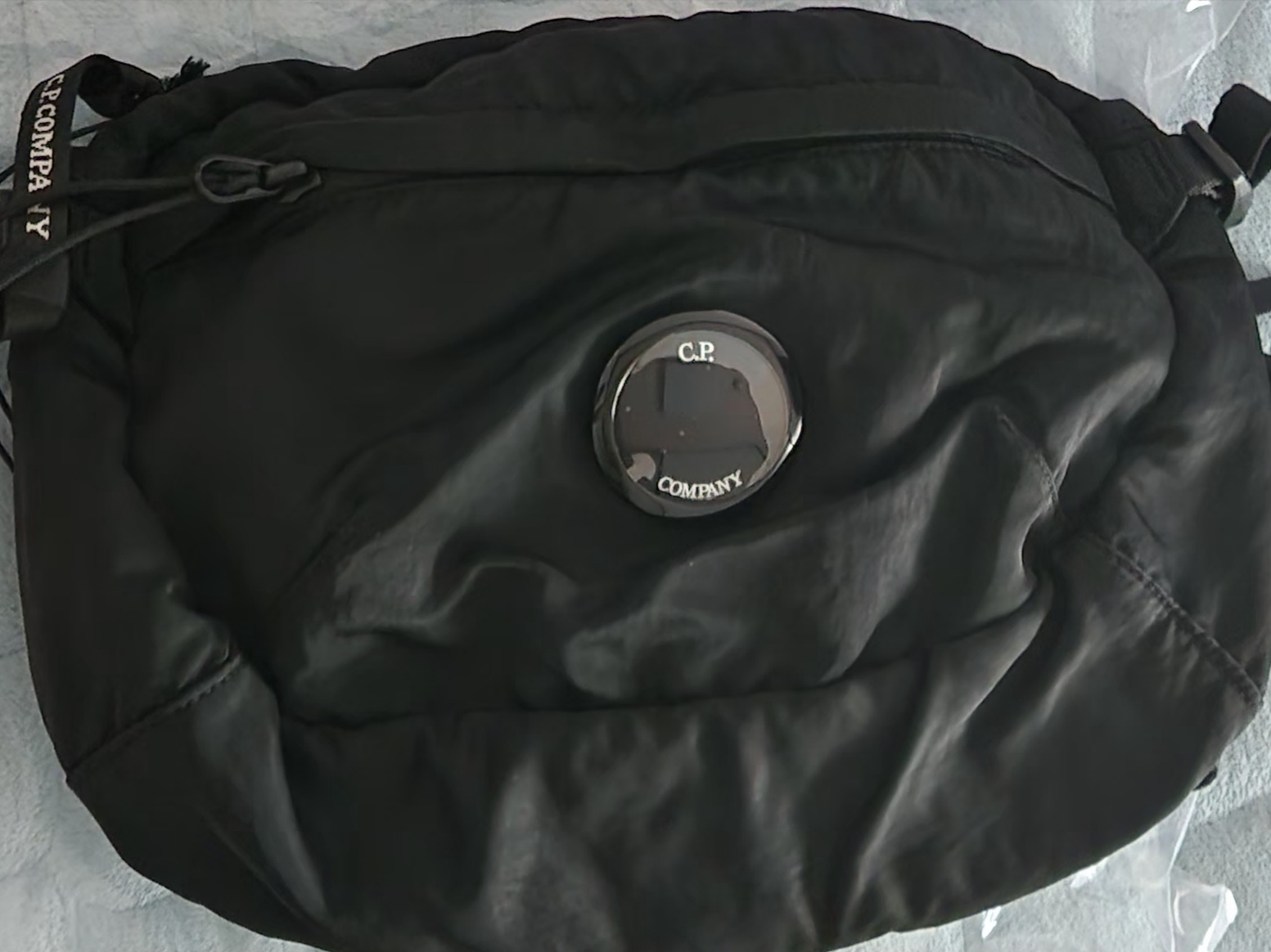 C.P. Company Nylon B Crossbody Pack Black -24SS 착용 스타일