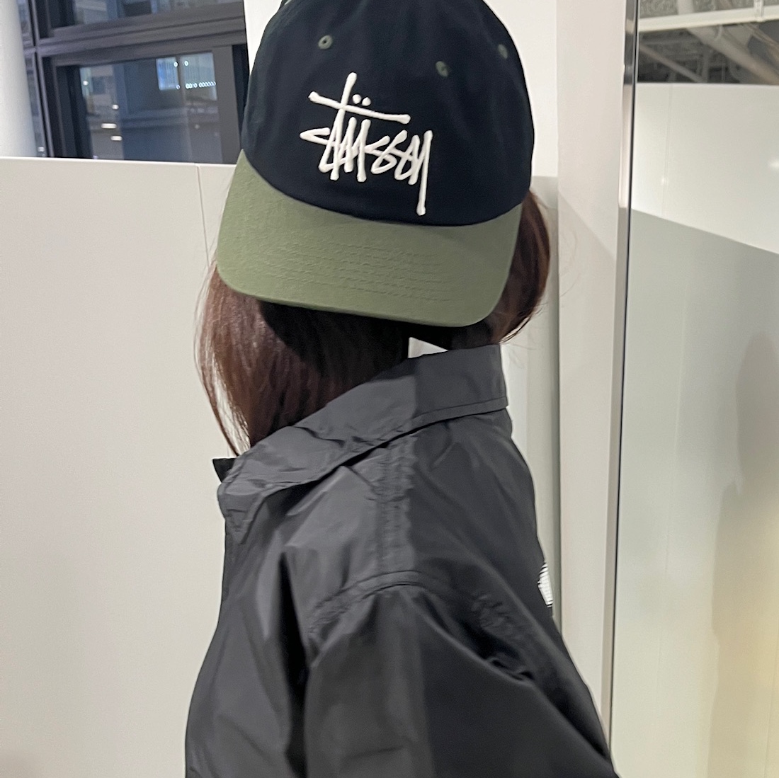 Stussy Low Profile Big Basic Snapback Black 착용 스타일 - 2
