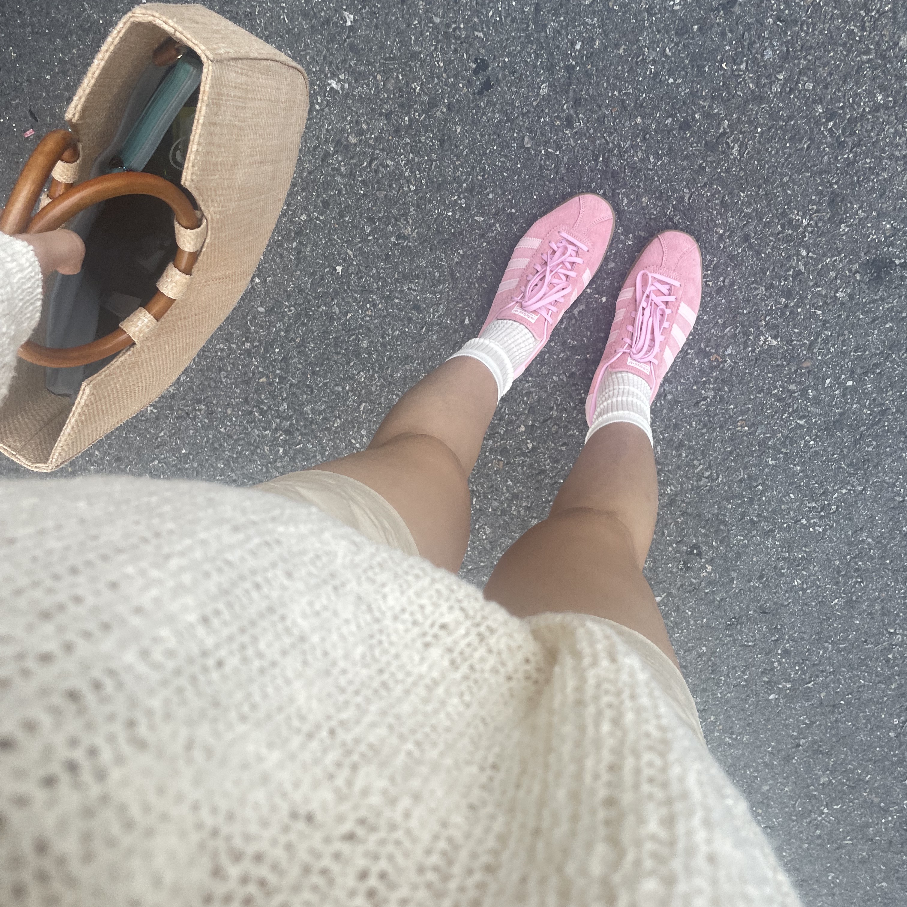 Adidas Bermuda Glow Pink 착용 스타일 - 2