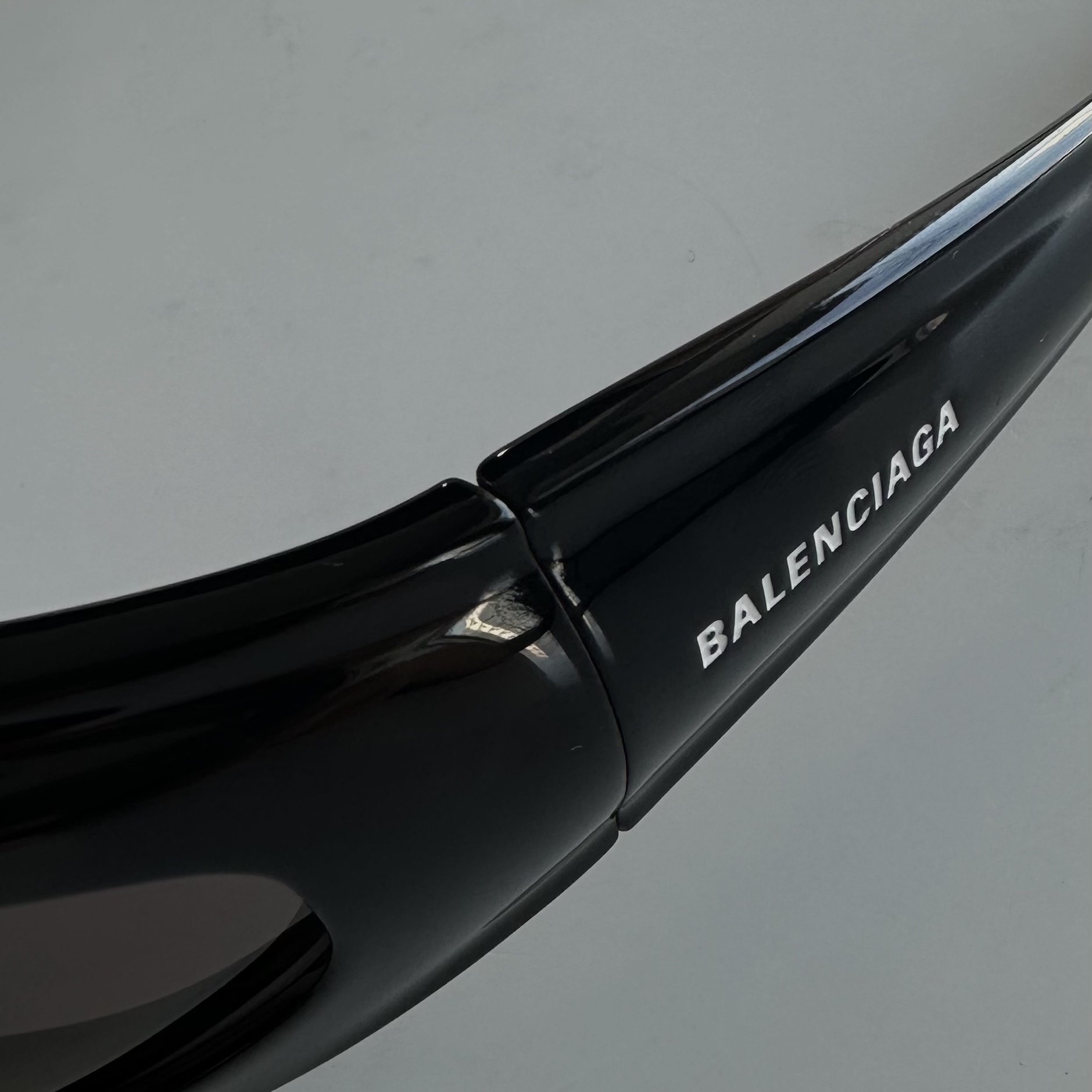 Balenciaga Reverse X-Pander Rectangle Sunglasses Black 착용 스타일 - 3