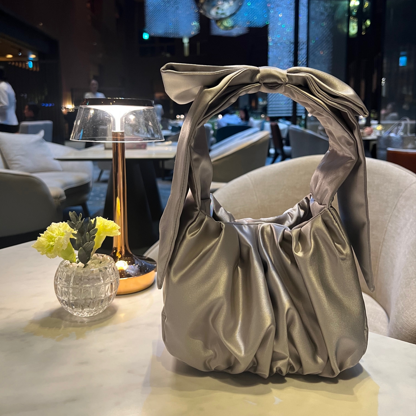 & Other Stories Satin Bow Bag Silver 착용 스타일 - 3