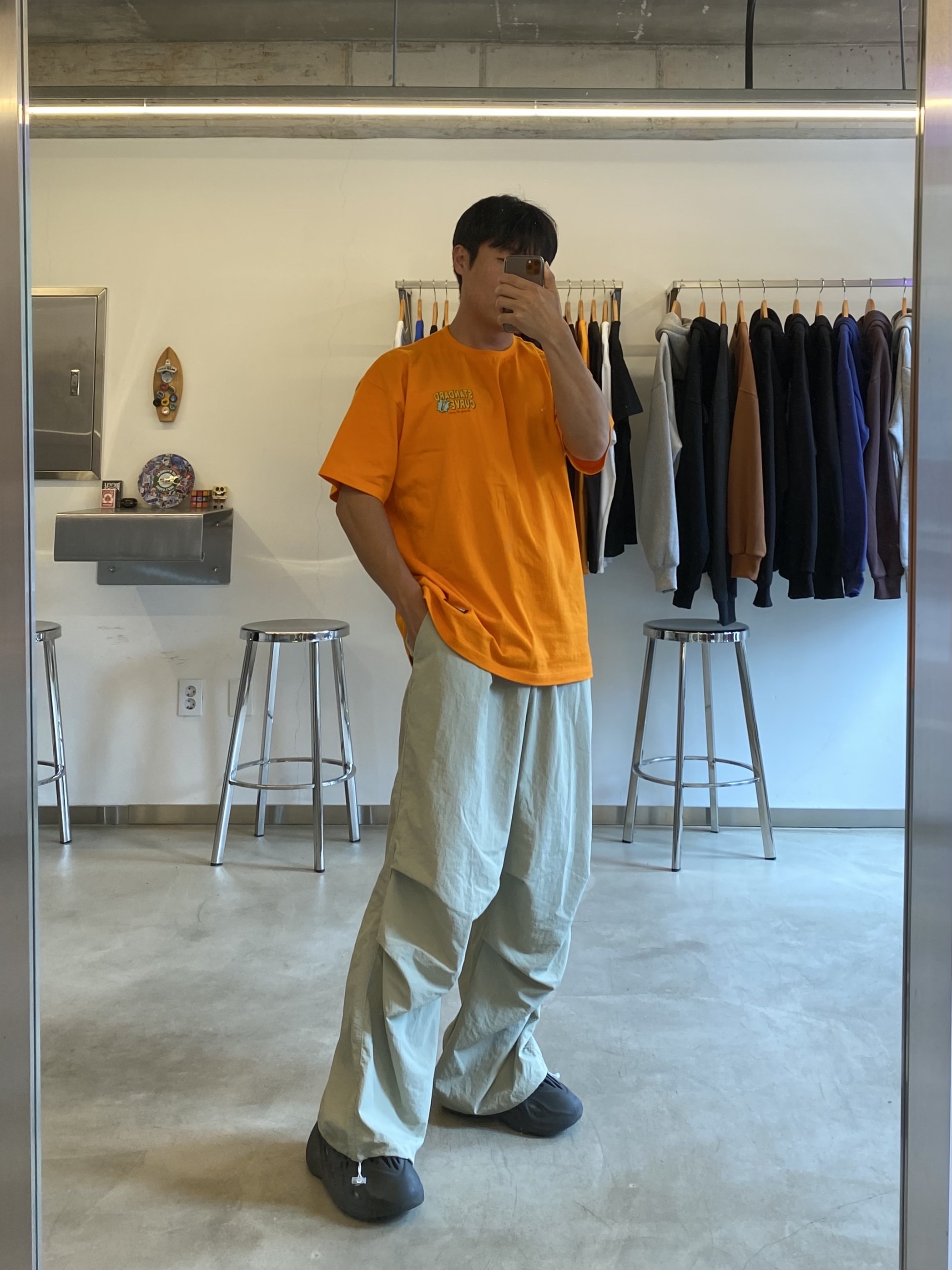 Adidas Yeezy Foam RNNR Onyx 착용 스타일 - 1