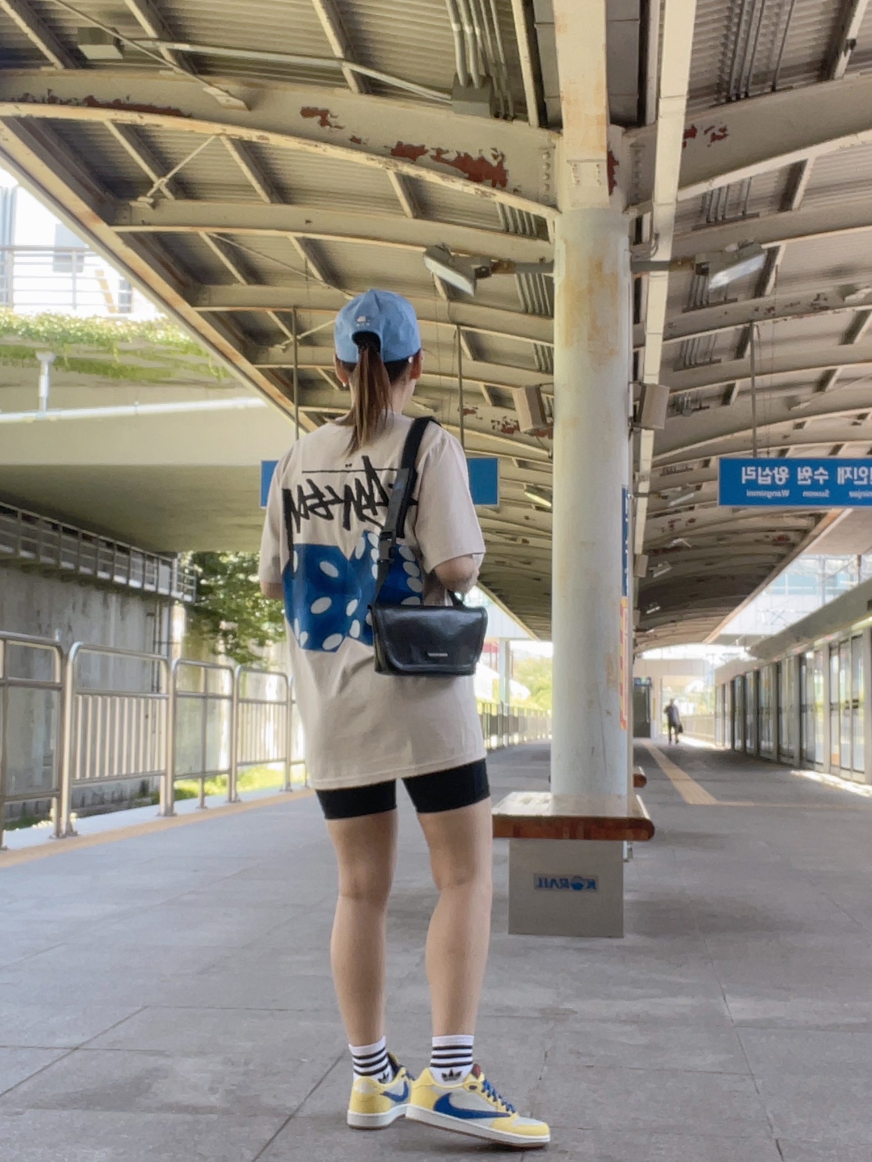 (W) Jordan 1 x Travis Scott Retro Low OG SP Canary, Stussy Diced Out T-Shirt Smoke 착용 스타일 - 2