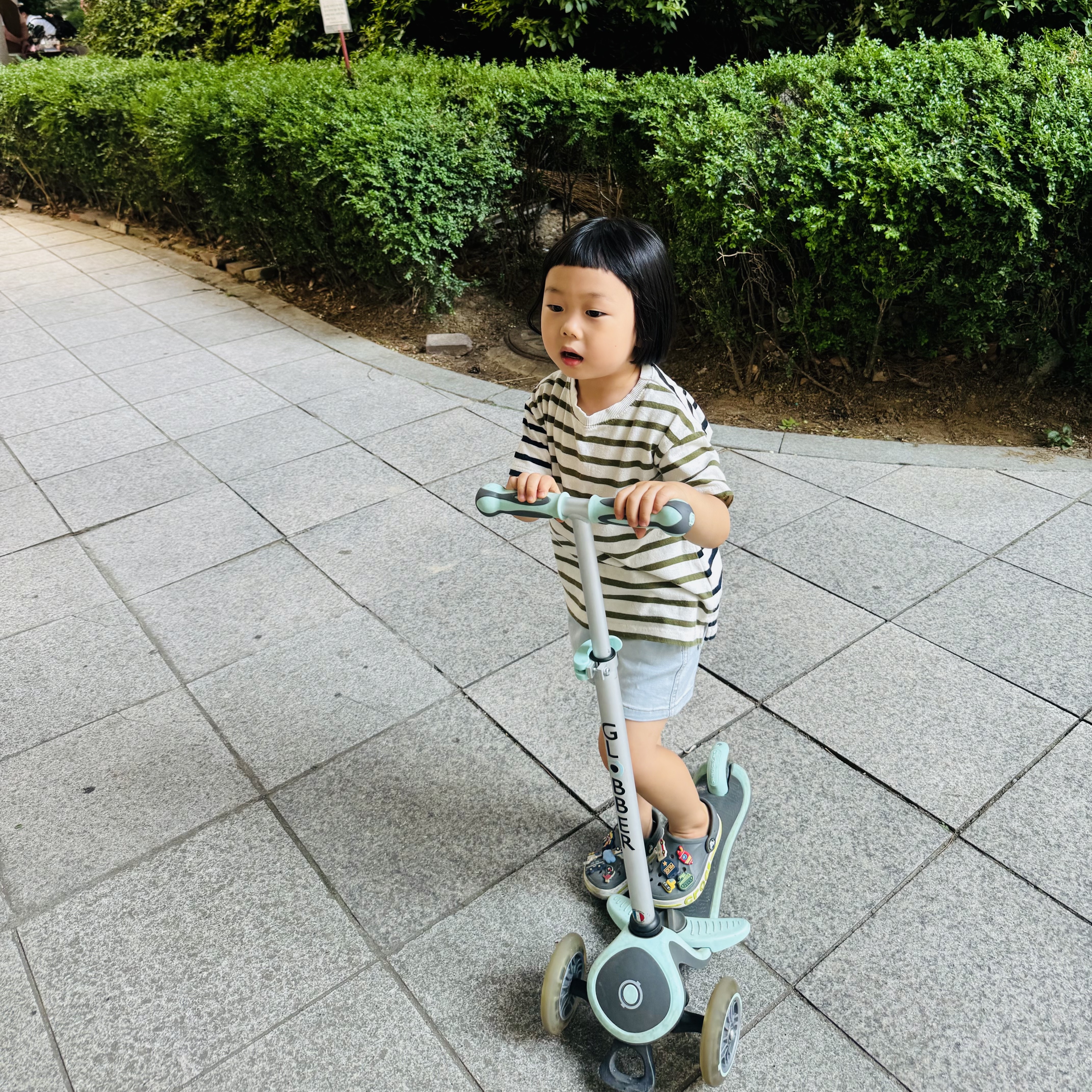 (TD) Crocs Bayaband Clog Slate Grey Lime Punch 착용 스타일 - 1