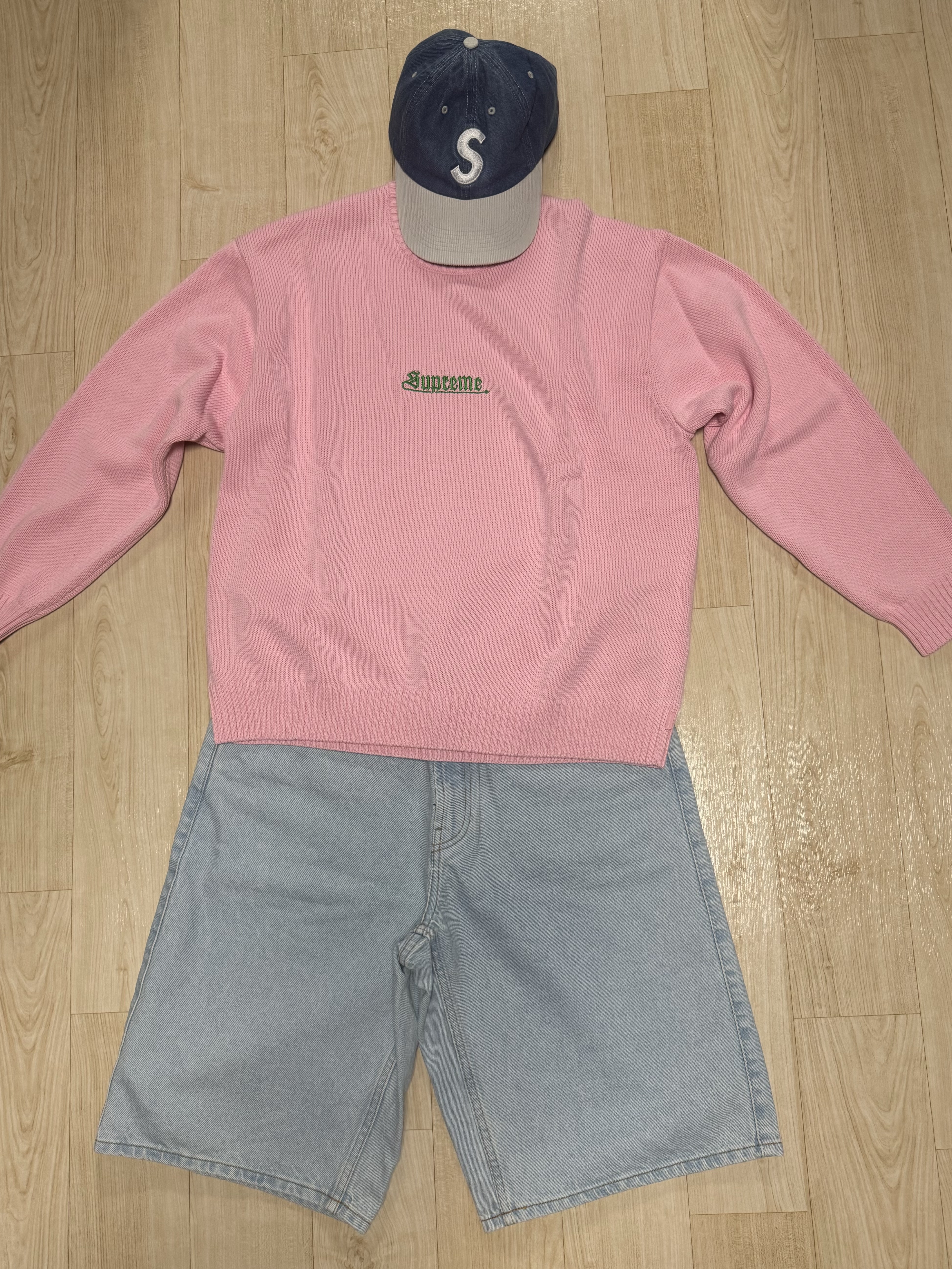 Supreme Old English Sweater Pink - 24SS, Supreme Baggy Denim Short Washed Indigo - 24SS 착용 스타일