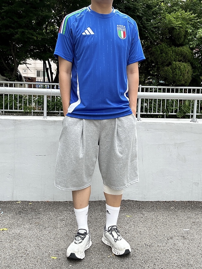 Adidas Italy 2024 Home Jersey Blue (Non Marking Ver.) - KR Sizing, (W) On Running Cloudmonster All White 착용 스타일 - 1