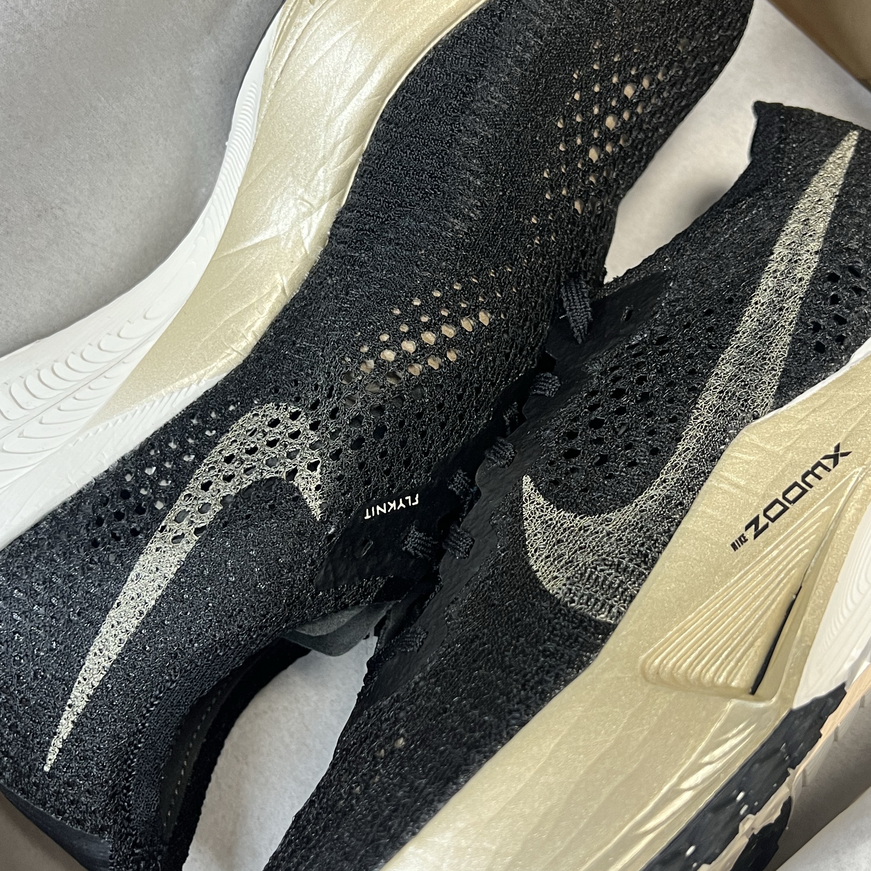 Nike ZoomX Vaporfly Next% 3 Black Metallic Gold Grain 착용 스타일