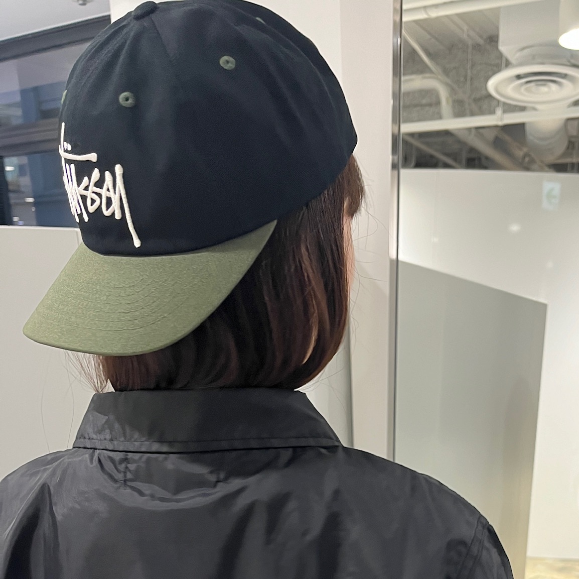 Stussy Low Profile Big Basic Snapback Black 착용 스타일 - 1