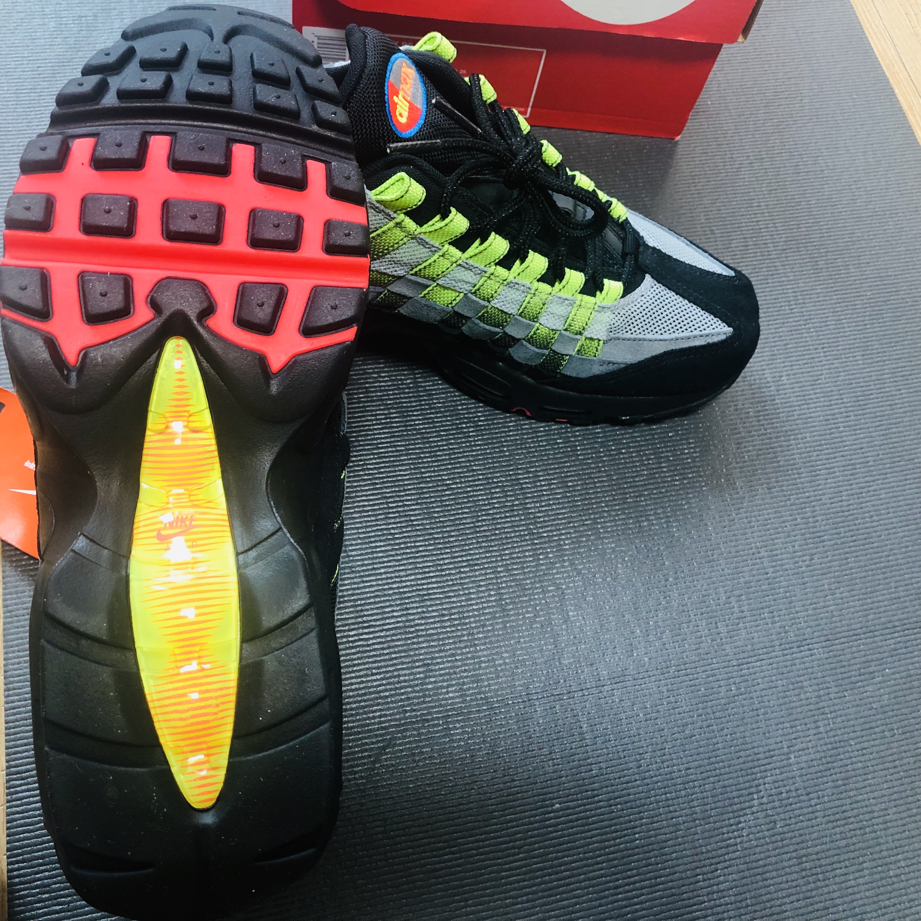 Nike Air Max 95 Woven Volt Black 착용 스타일 - 3