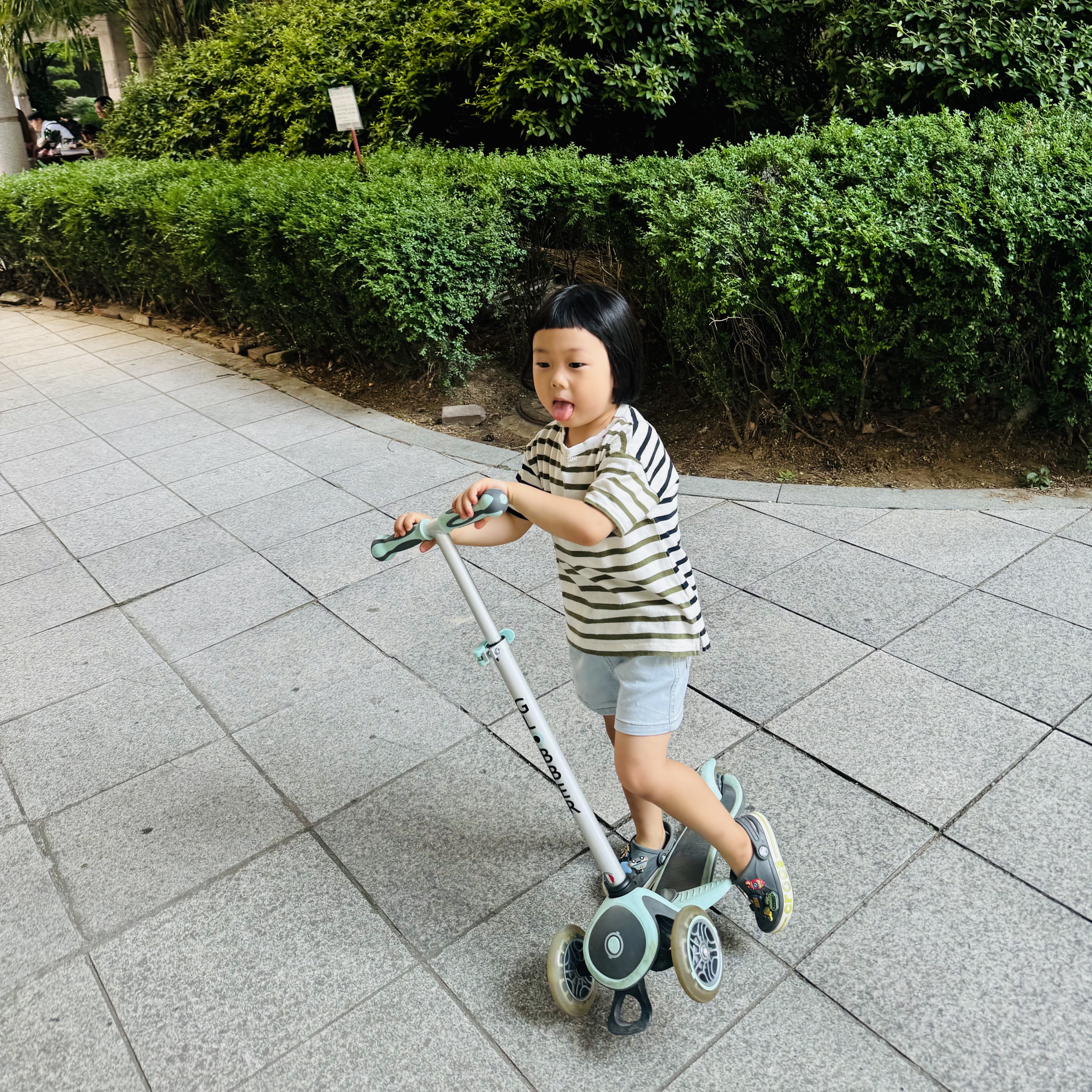 (TD) Crocs Bayaband Clog Slate Grey Lime Punch 착용 스타일 - 2