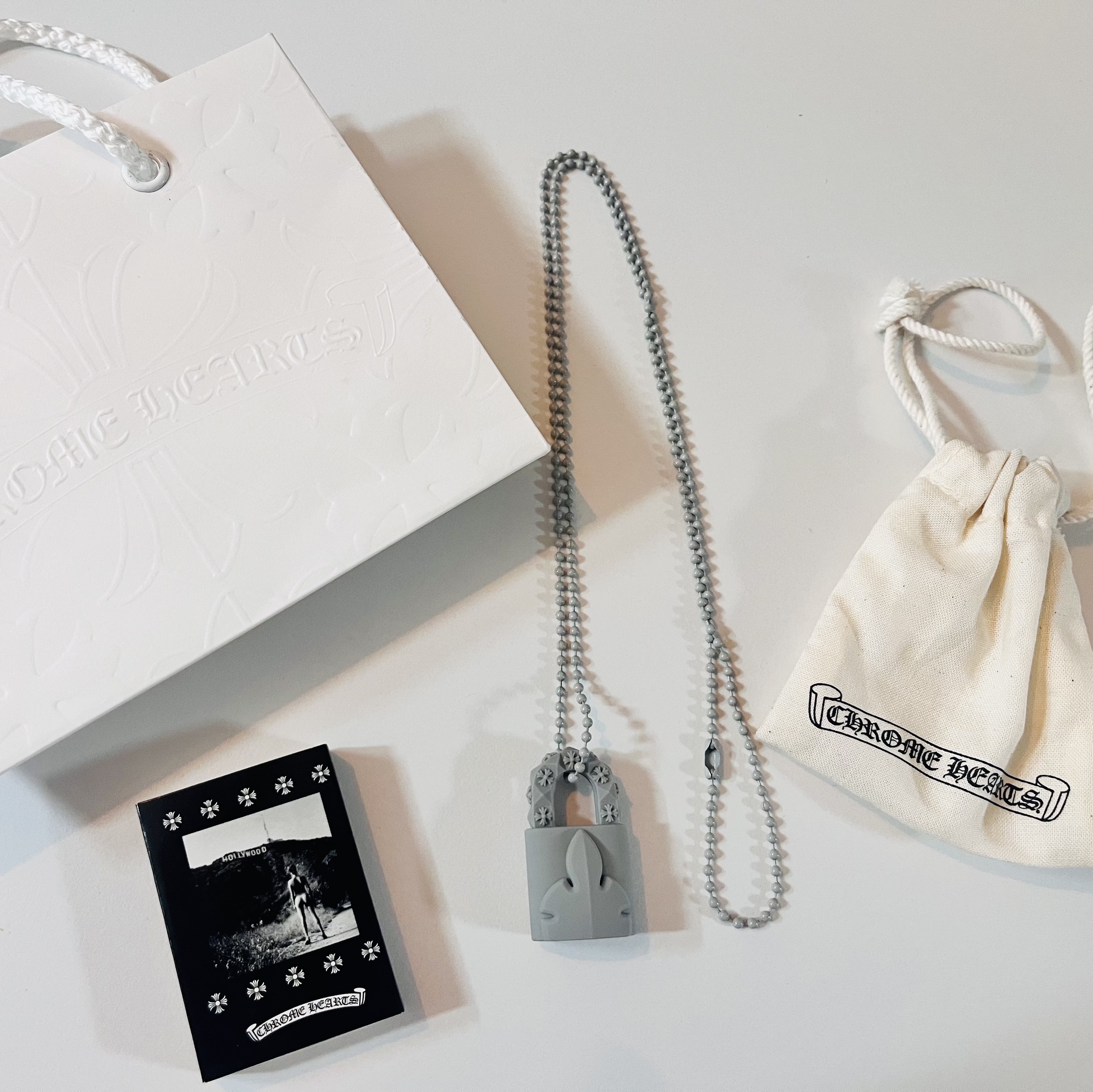 Chrome Hearts Silichrome CH Padlock Fleurknee Pendant Grey - 2023, Chrome Hearts Silichrome CH Padlock Fleurknee Pendant Black - 2023 착용 스타일 - 1