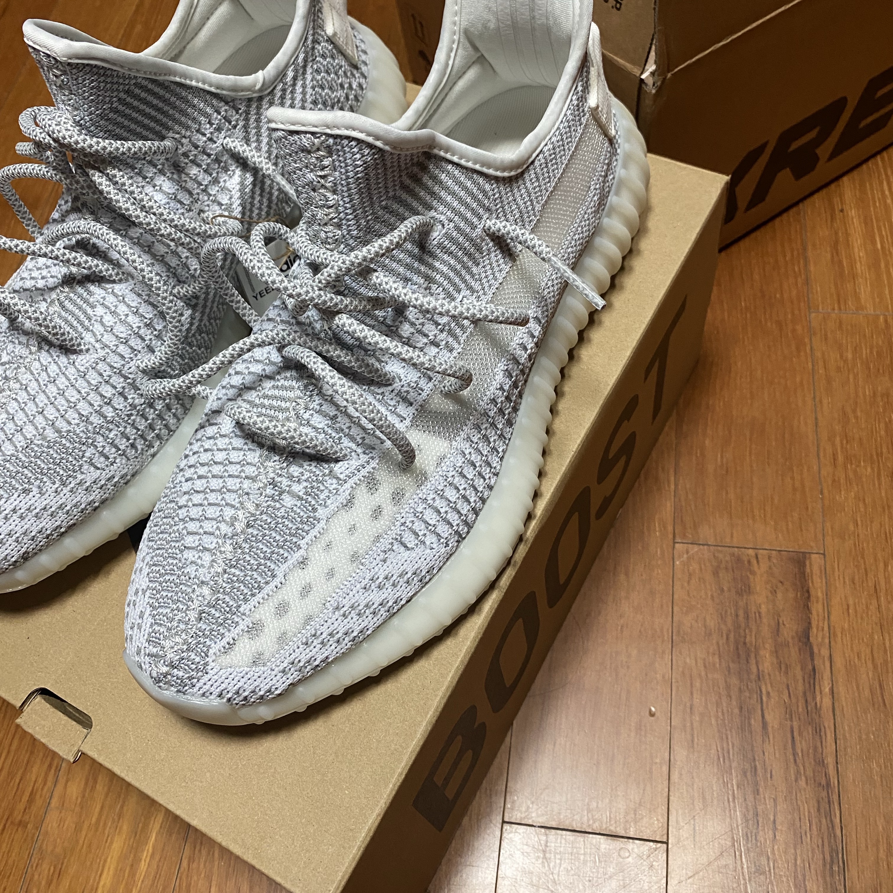 Adidas Yeezy Boost 350 V2 Static 2023 착용 스타일 - 1