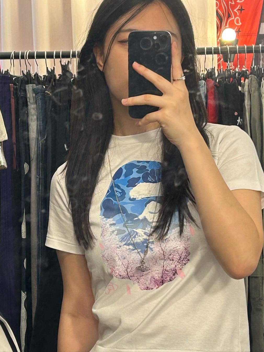 BAPE Sakura Photo Ape Head T-Shirt Black, Vivienne Westwood Thin Flat Orb Pendant Silver 착용 스타일 - 1