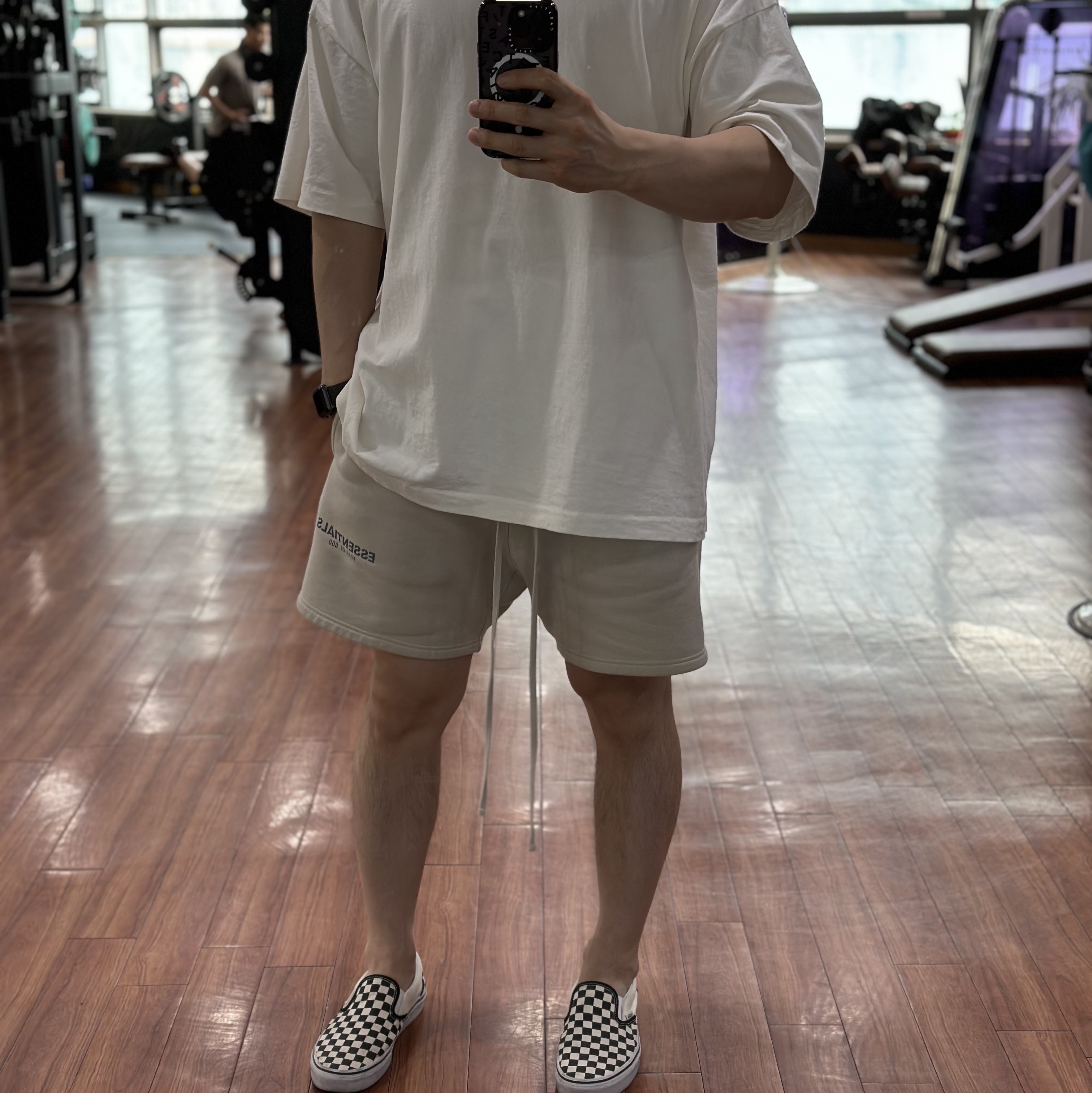 Vans Slip-On Checkerboard, Essentials T-Shirt Cloud Dancer - 23FW 착용 스타일 - 1