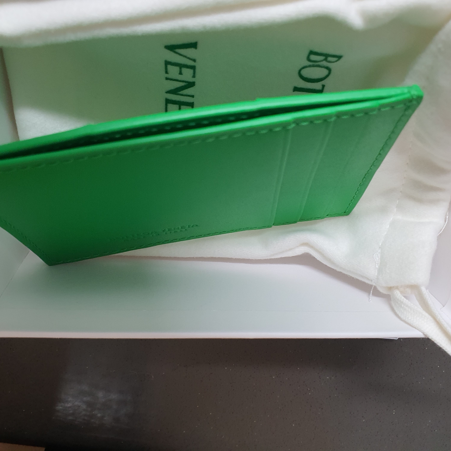 Bottega Veneta Credit Card Case Calfskin Parakeet 착용 스타일 - 3