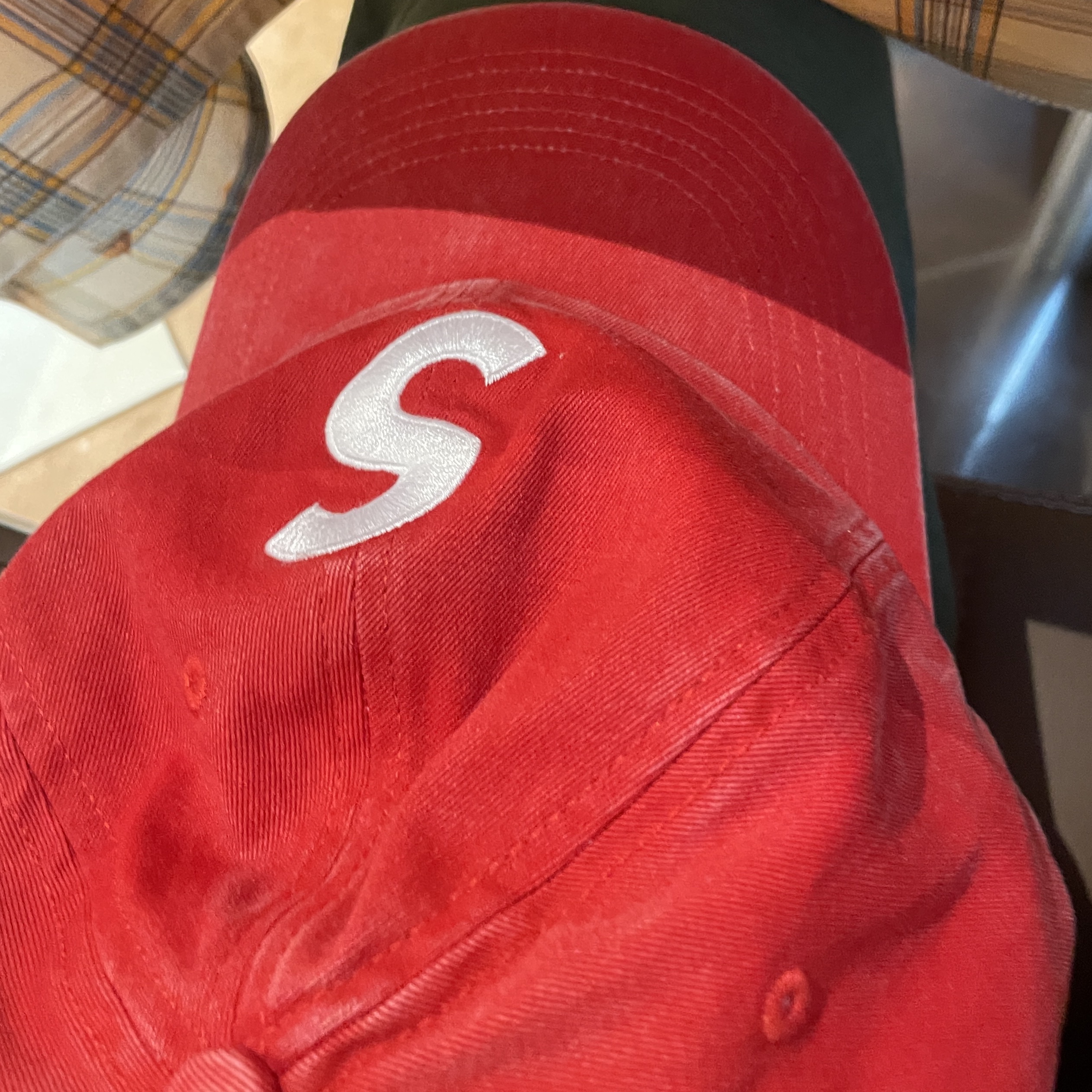 Supreme Pigment Print S Logo 6-Panel Red - 23FW 착용 스타일 - 1