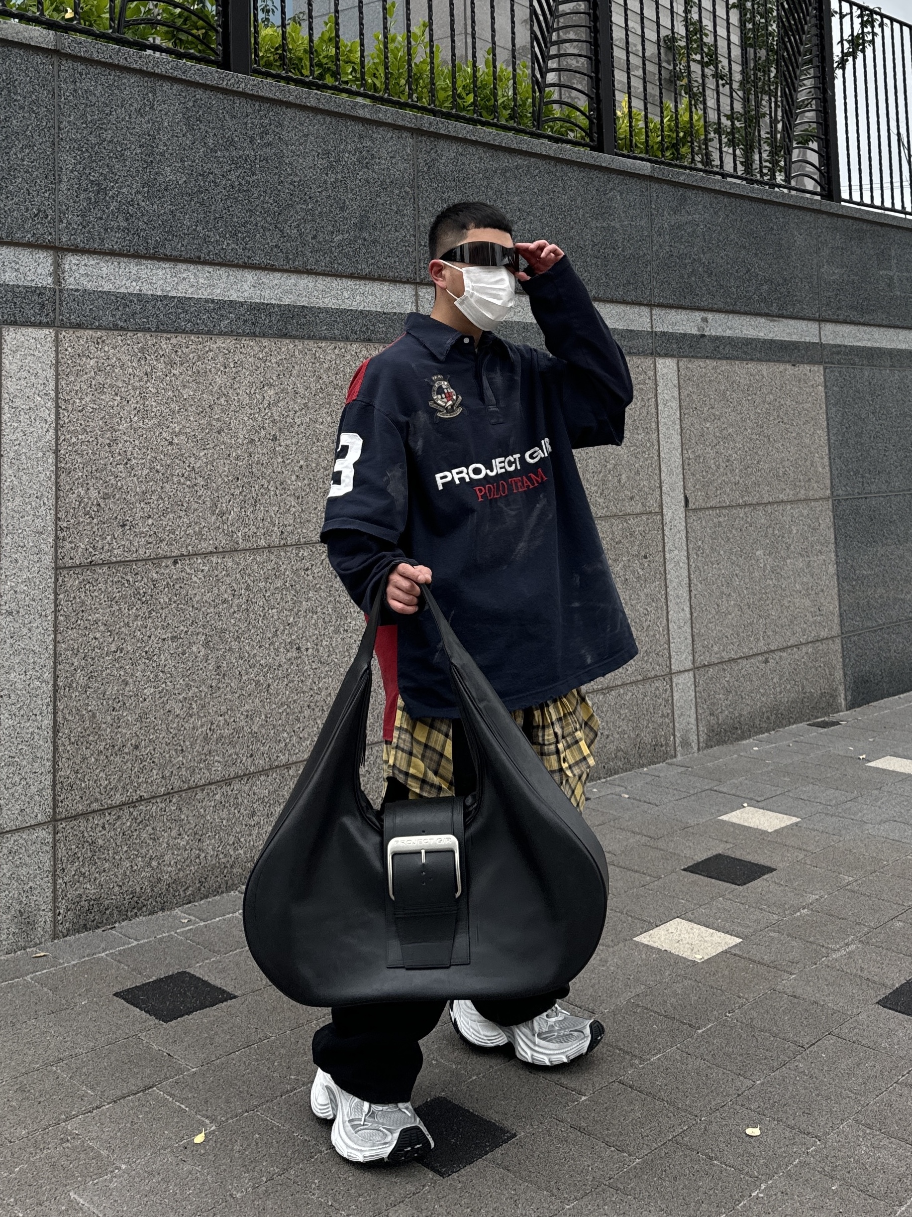 Balenciaga 10XL Sneakers White Black Grey, Project G/R Polo Parody Shirts Navy 착용 스타일 - 3