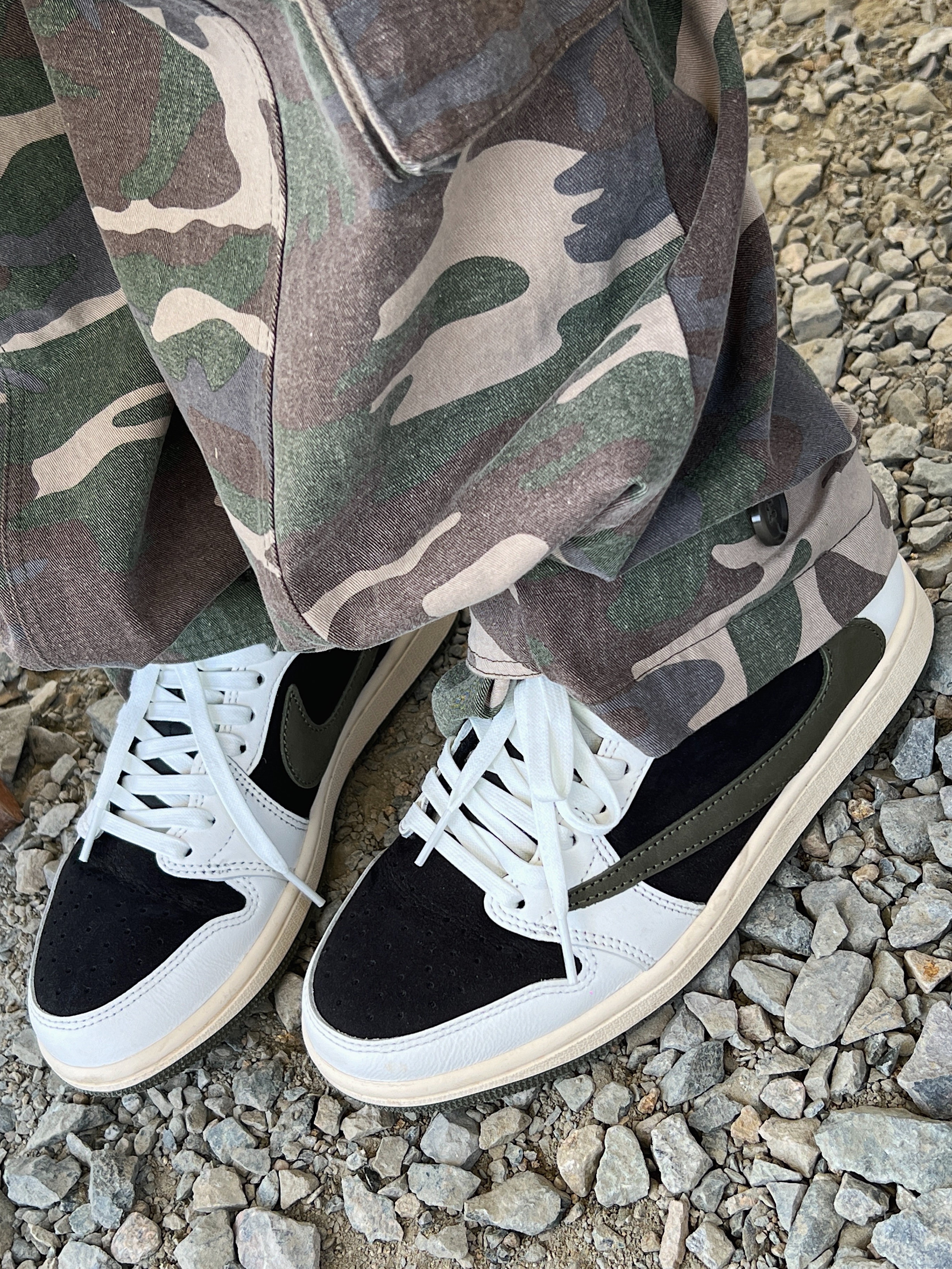 (W) Jordan 1 x Travis Scott Retro Low OG SP Medium Olive 착용 스타일 - 9