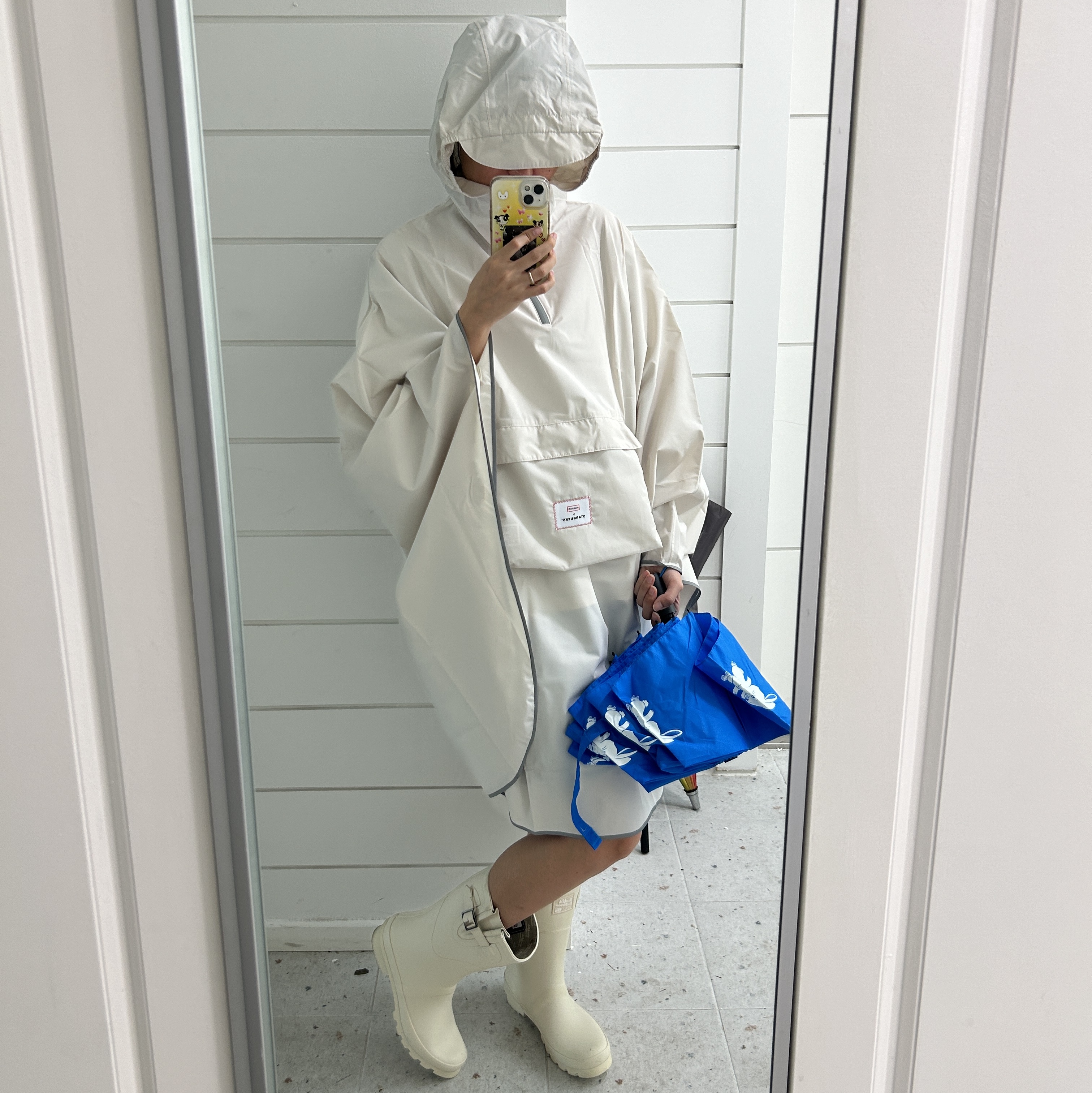 Starbucks x Hunter Light Rain Poncho Ivory, NewJeans Tokki 3 Tier Umbrella Blue 착용 스타일 - 2