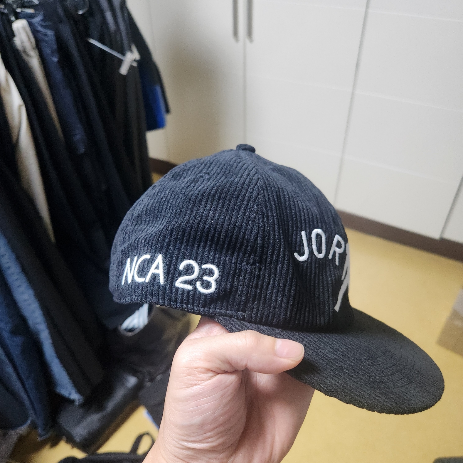 Jordan x Nina Chanel Abney Club Cap Black 착용 스타일 - 5