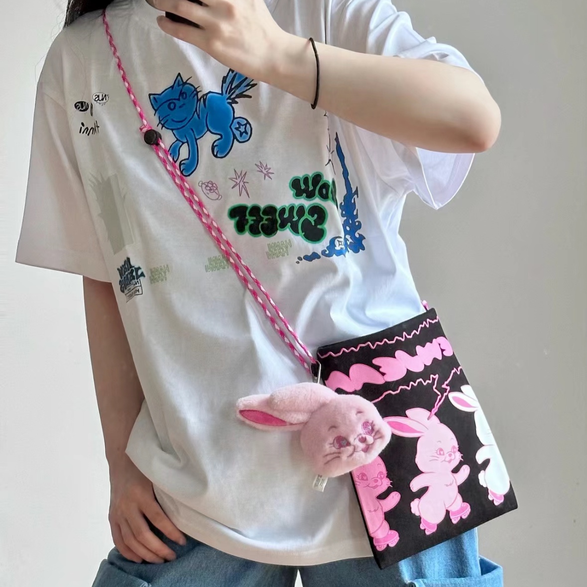 NewJeans How Sweet T-Shirt Hanni White 착용 스타일