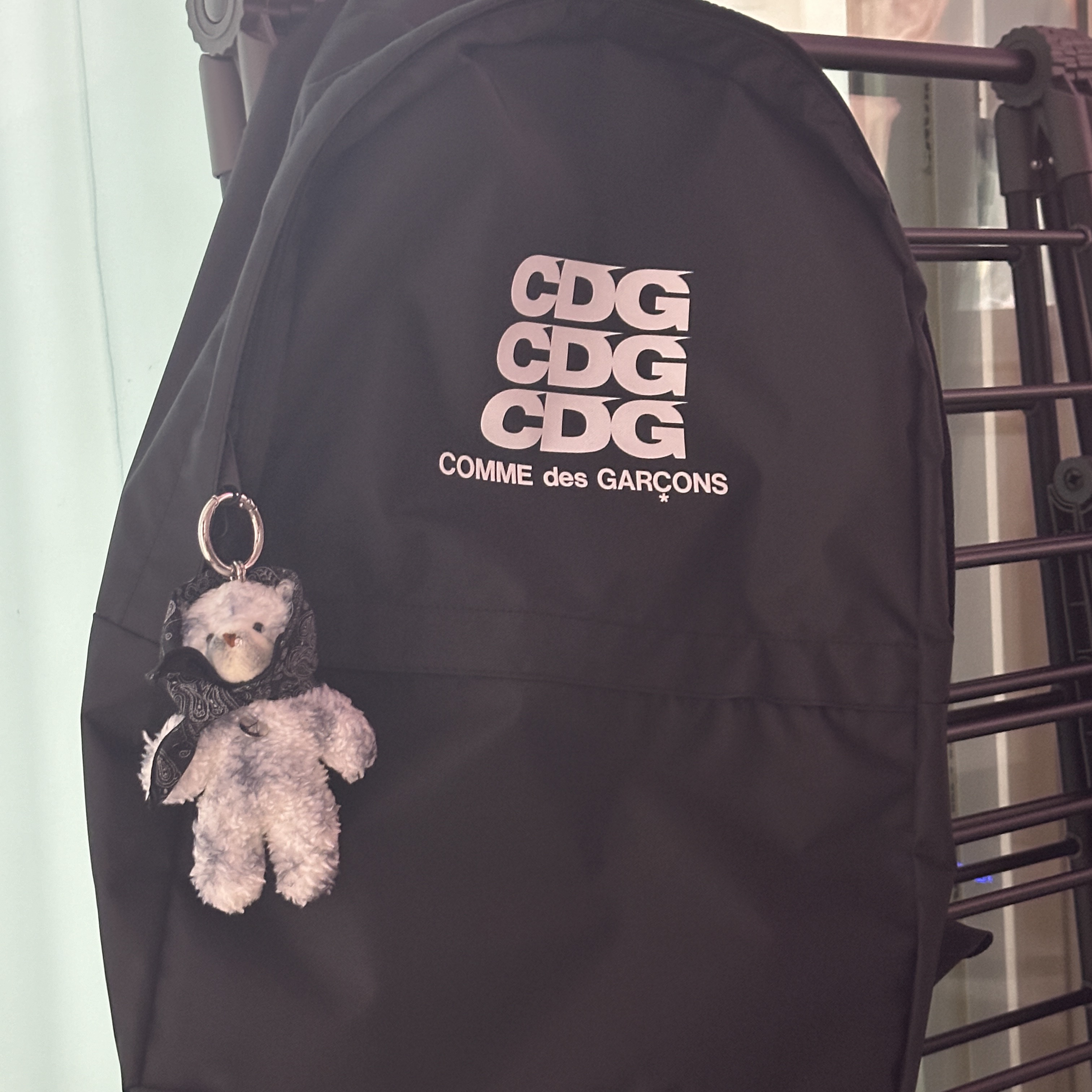 CDG Backpack Black 착용 스타일