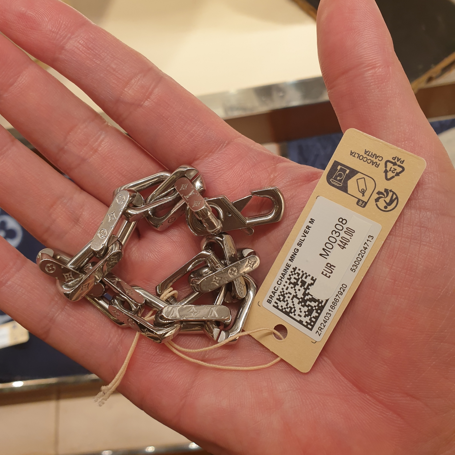 Louis Vuitton Monogram Chain Bracelet Silver 착용 스타일 - 4