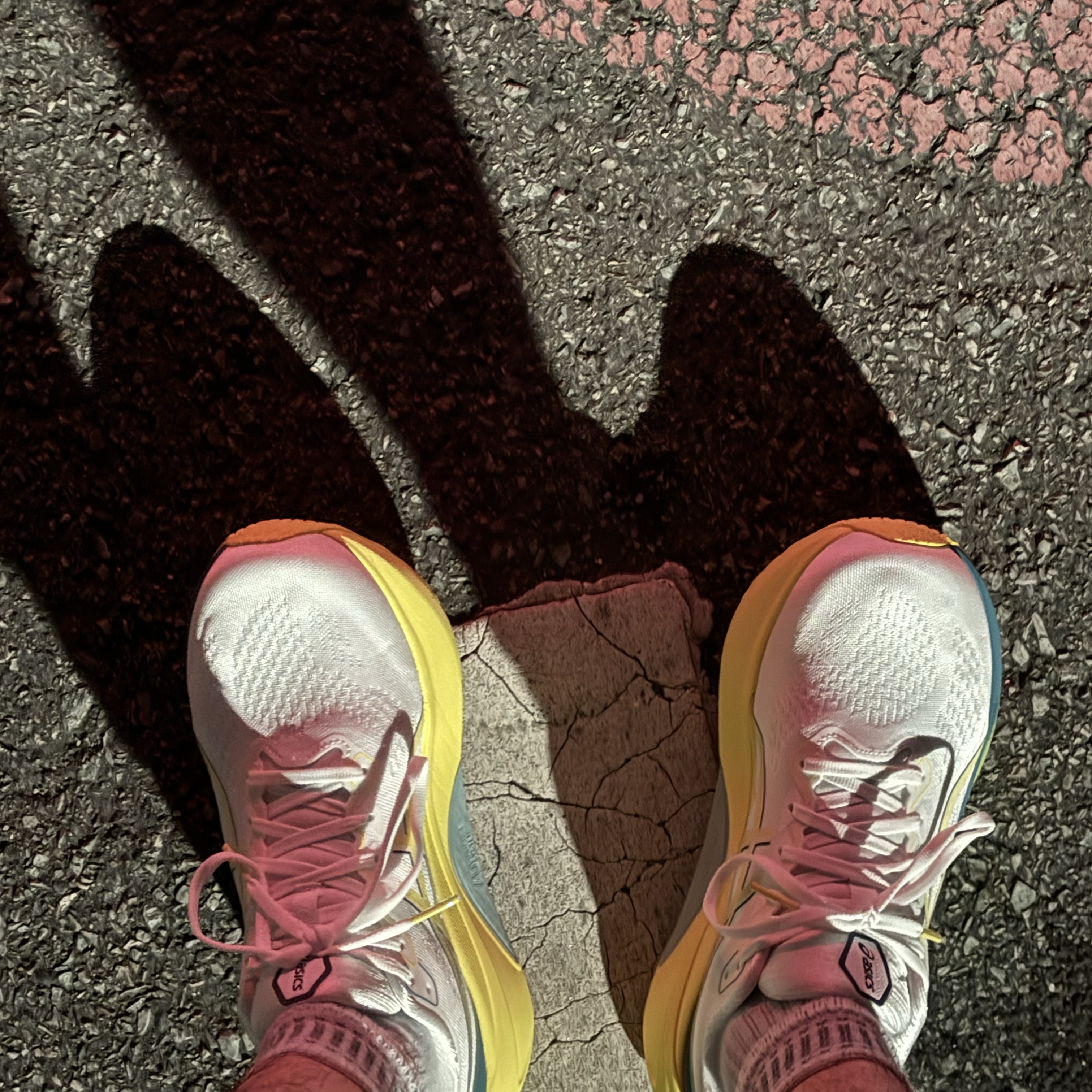 Asics Gel-Kayano 30 White Bright Yellow 착용 스타일 - 2