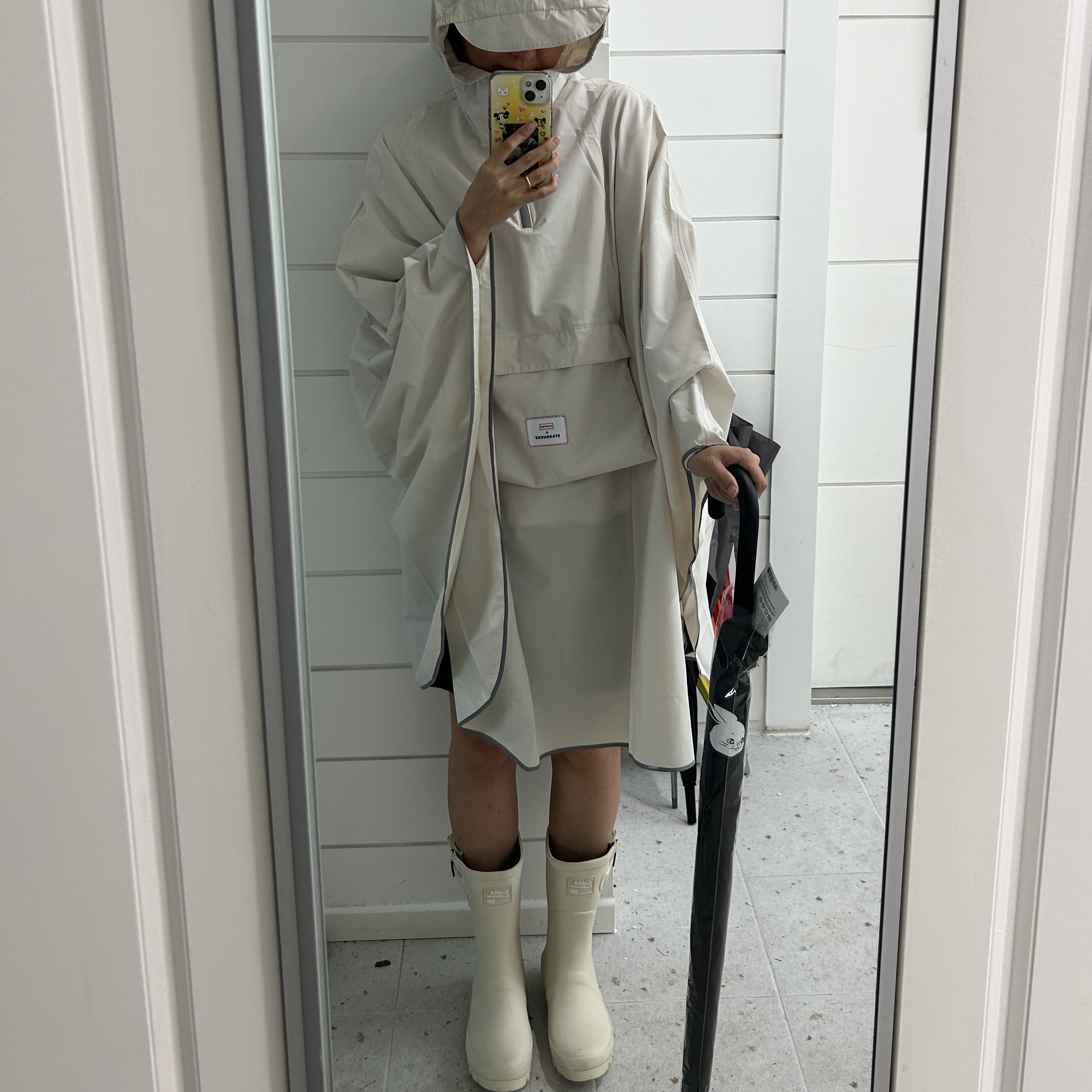 Starbucks x Hunter Light Rain Poncho Ivory, NewJeans Tokki 3 Tier Umbrella Blue 착용 스타일 - 4