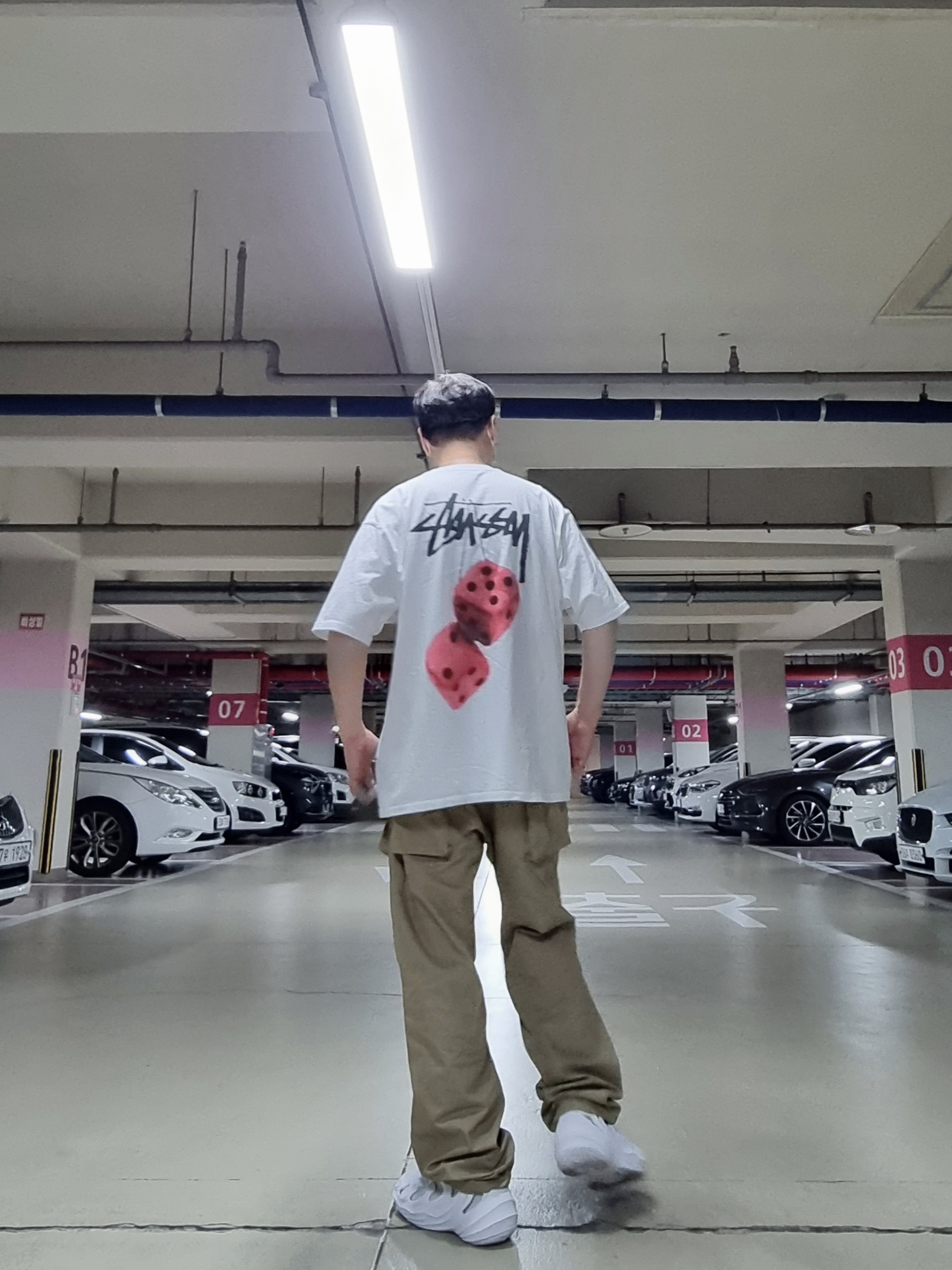 Stussy Fuzzy Dice T-Shirt White, Adidas Adifom Q Cloud White Grey 착용 스타일 - 1