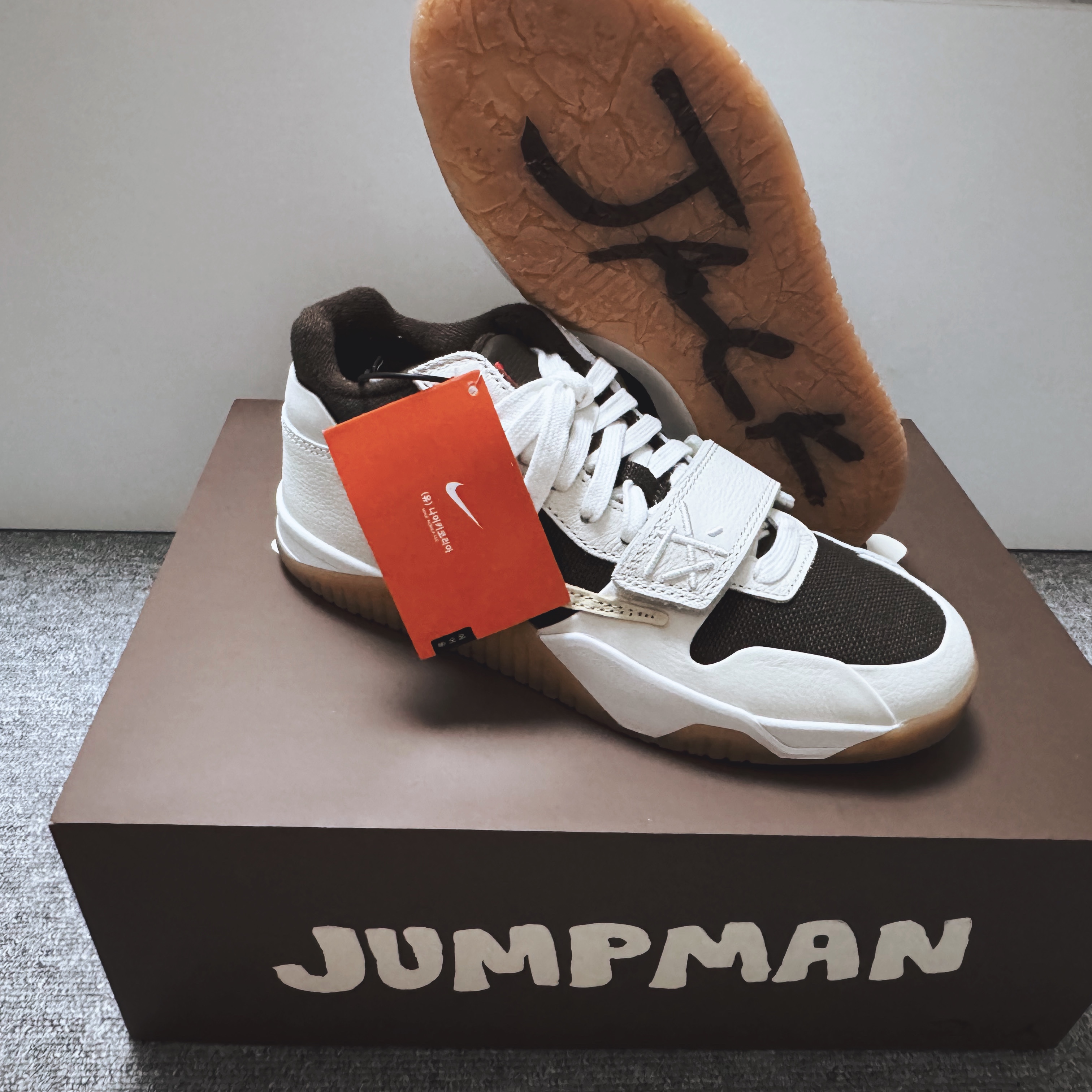 Jordan x Travis Scott Jumpman Jack TR Sail and Dark Mocha 착용 스타일 - 2