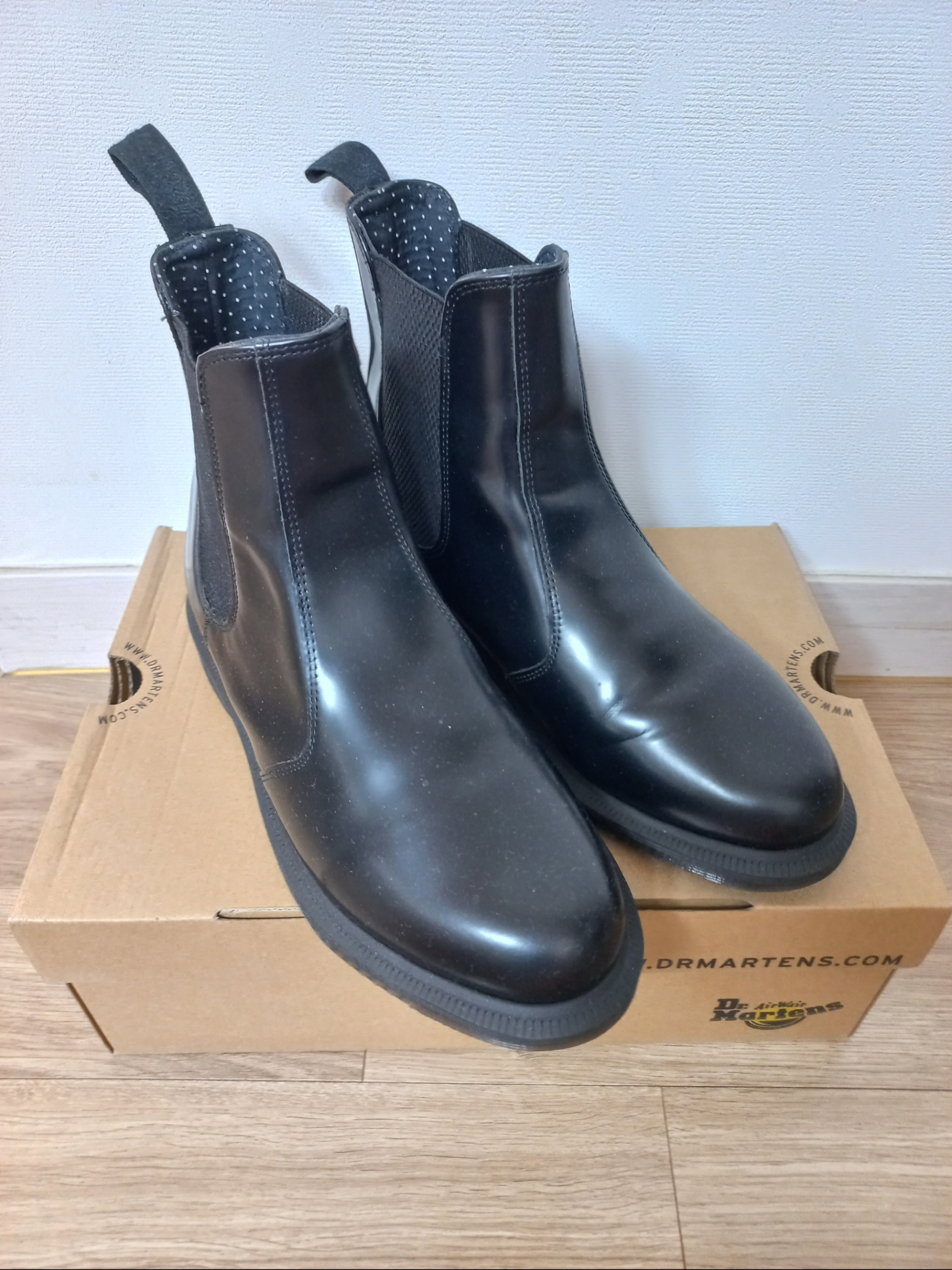 (W) Dr. Martens Flora Smooth Leather Chelsea Boots Black 착용 스타일 - 2