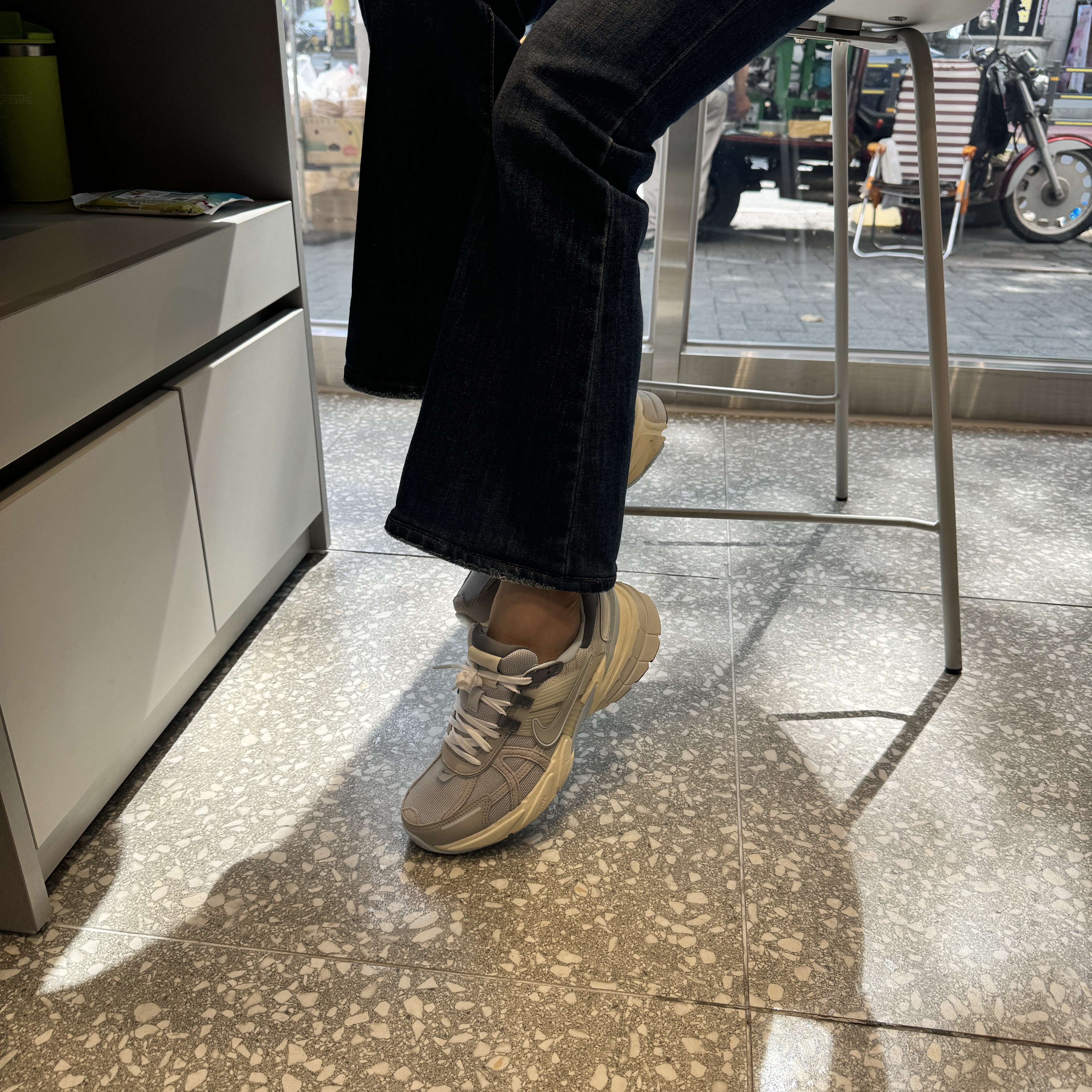 Nike V2K Run Light Bone Metallic Platinum 착용 스타일 - 2