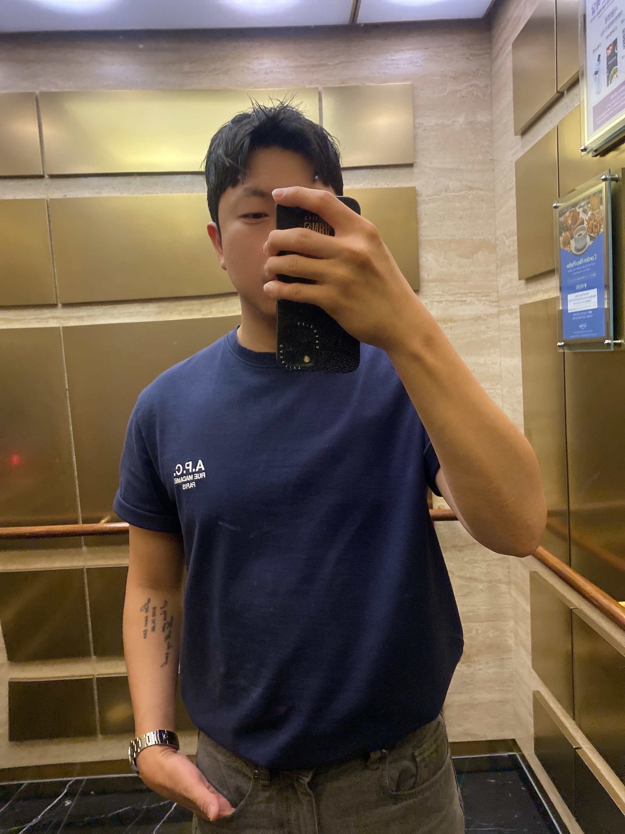 A.P.C. Raymond T-Shirt Dark Navy, Rolex Submariner Date 40mm 116610LN Black Oyster 착용 스타일