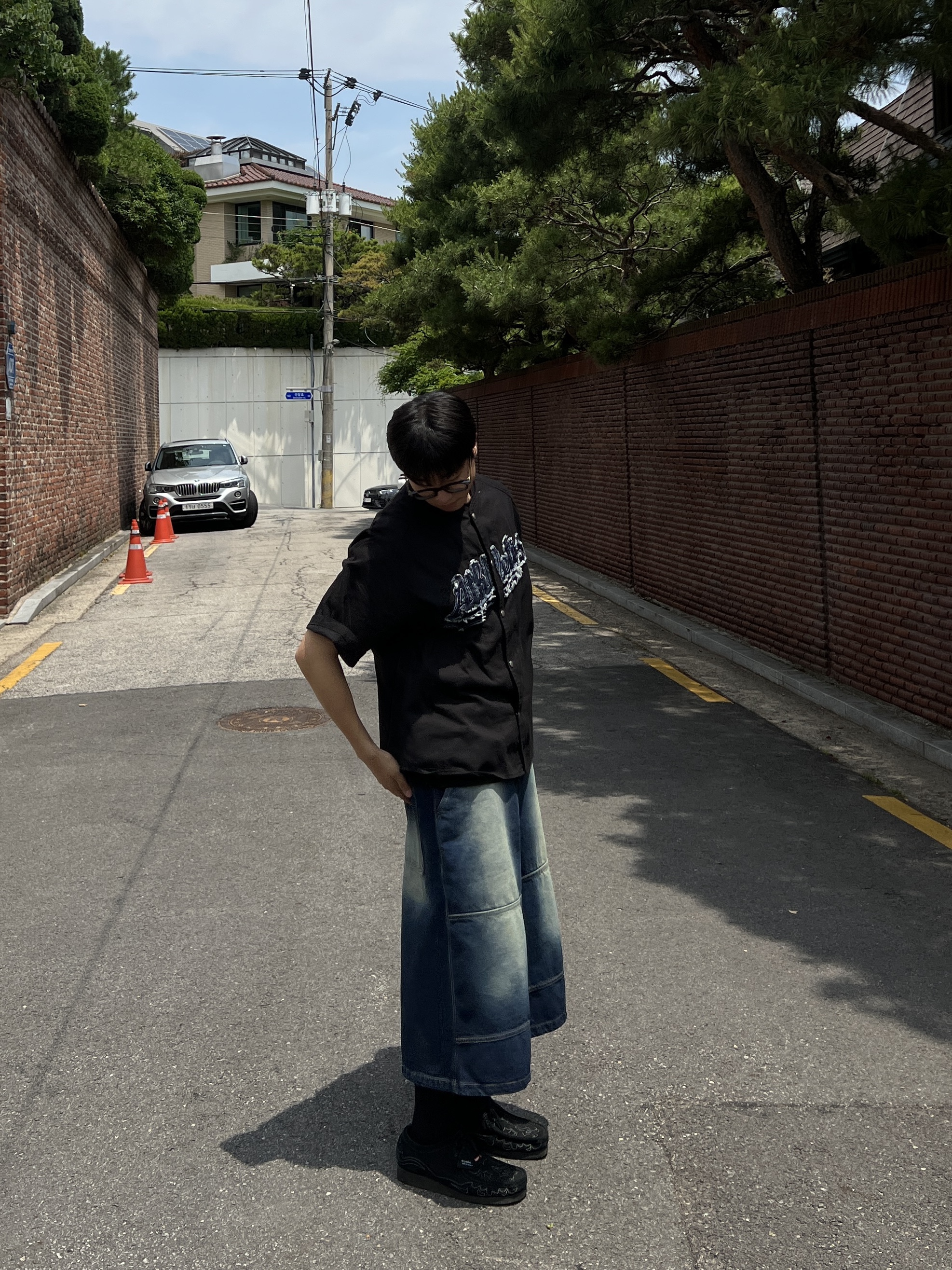 Clarks x Supreme Wallabee Black 착용 스타일 - 2