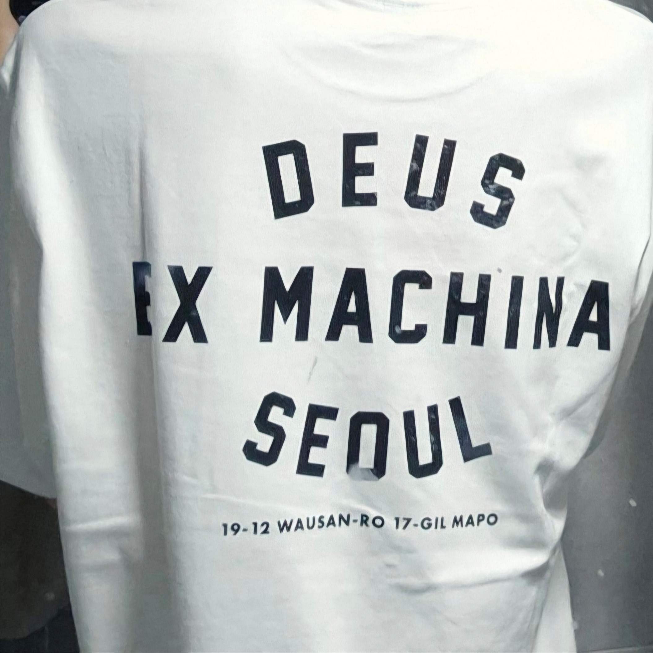 Deus Ex Machina Seoul College T-Shirt White 착용 스타일 - 3