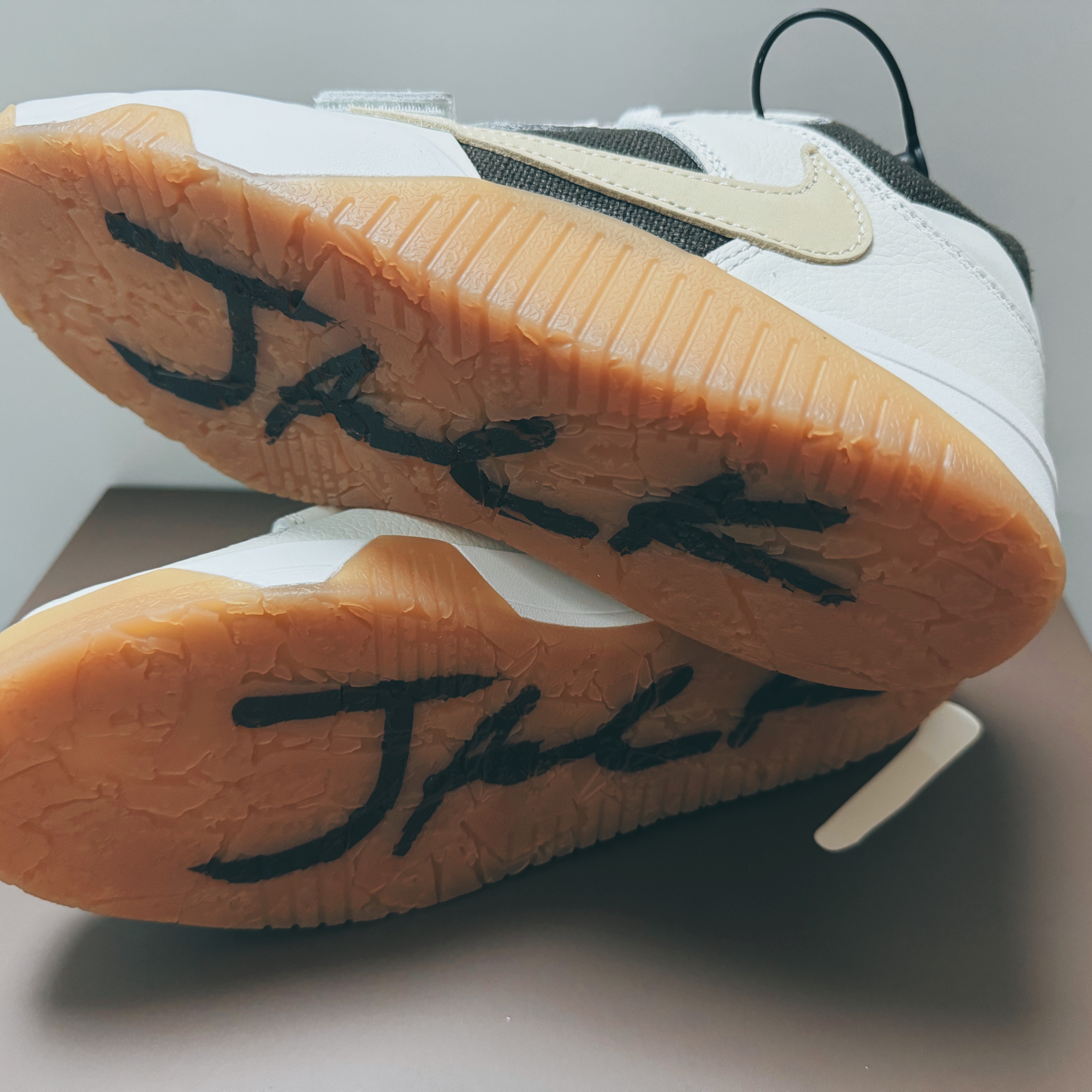 Jordan x Travis Scott Jumpman Jack TR Sail and Dark Mocha 착용 스타일 - 3