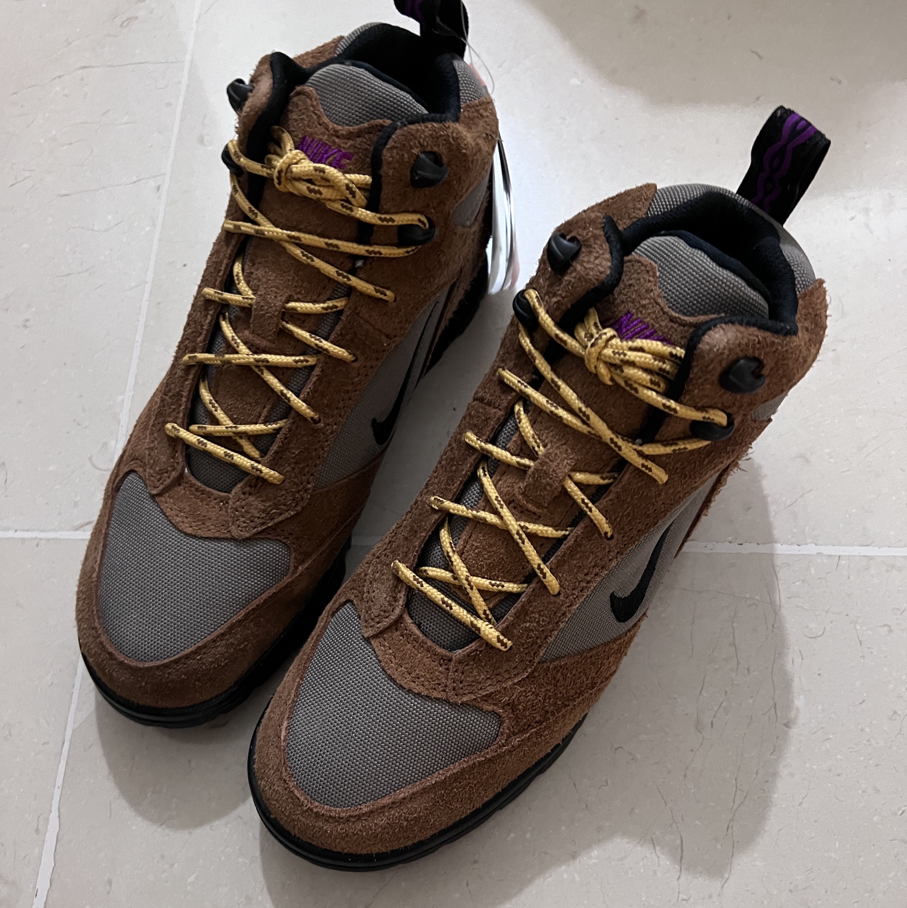 Nike ACG Torre Mid Waterproof Pecan and Olive Grey 착용 스타일