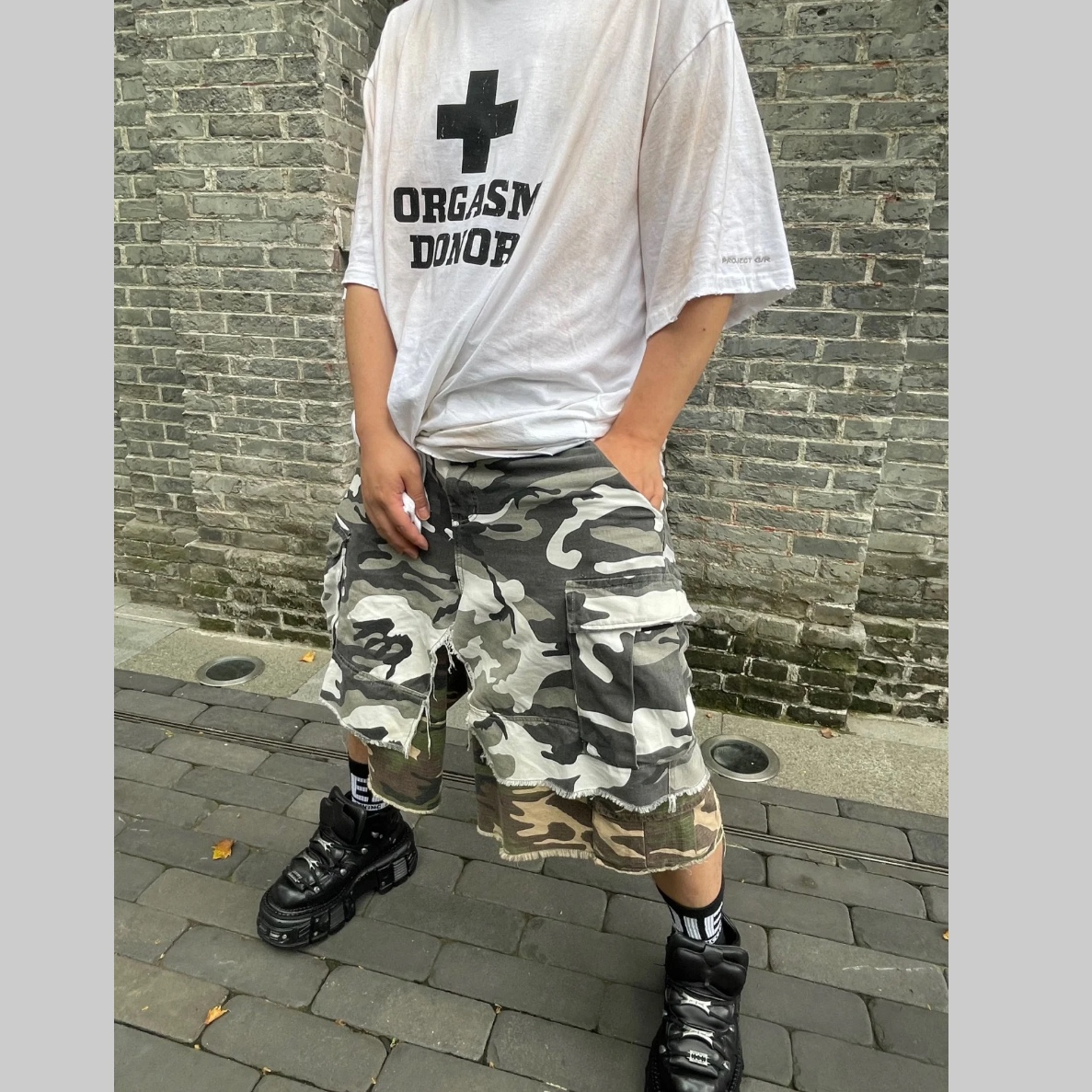 Project G/R x MFM333. Layered Skirt Camo Cargo Shorts Multi Camo, Project G/R Orgasm Donor T-Shirt Dirty White 착용 스타일