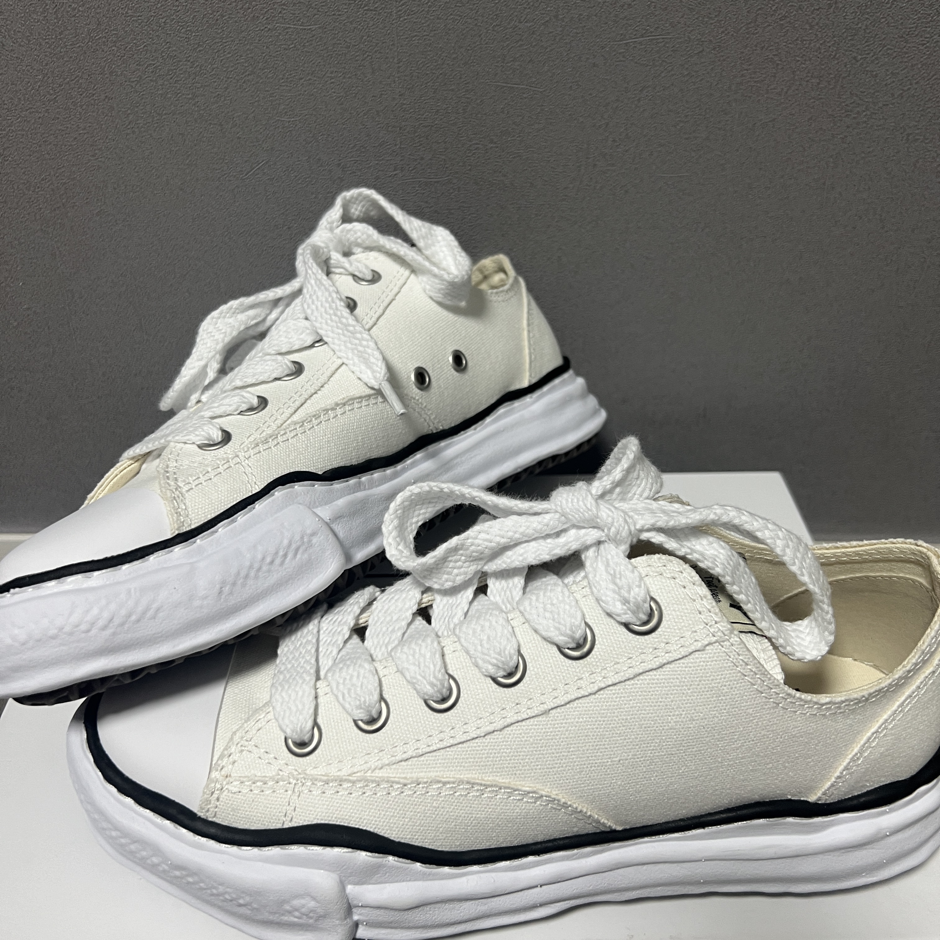 Maison Mihara Yasuhiro Peterson23 OG Sole Canvas Low-top Sneakers White, Jordan 1 Retro High OG Chicago 2022 착용 스타일 - 1