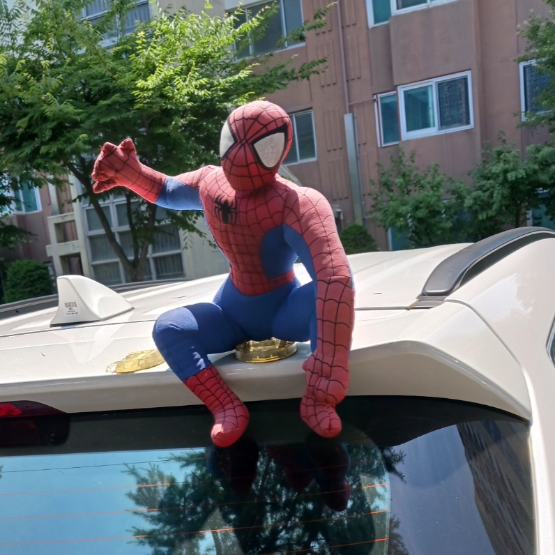 Uniqlo UT x Kaws Short Sleeve Graphic T-Shirt White, Jordan 1 Retro High Spider-Man Next Chapter 착용 스타일 - 4
