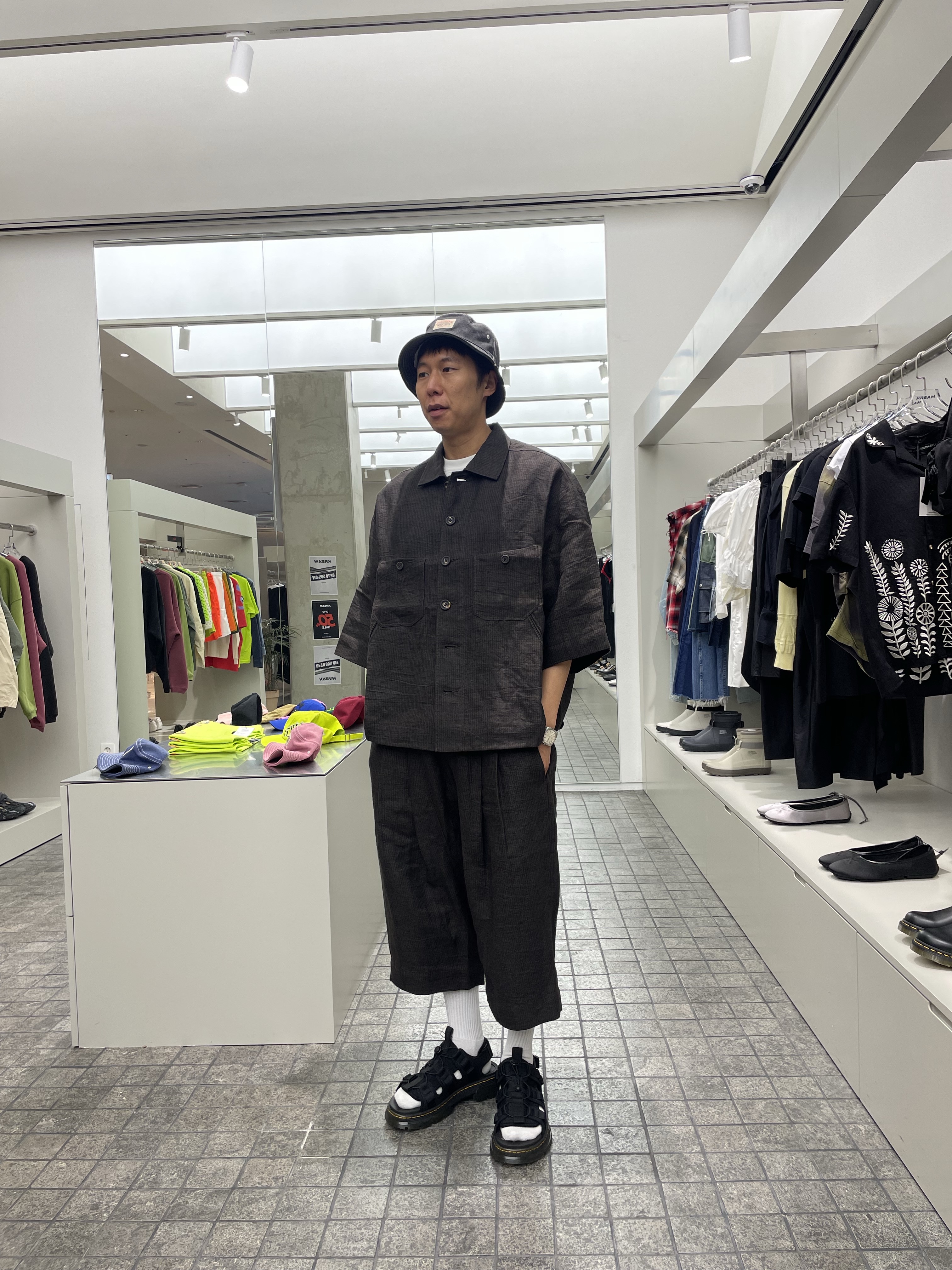 Ziggy Chen Oversized Short Sleeve Workers Shirt Brown, Ziggy Chen Pleated Bucket Shorts Brown 착용 스타일 - 3